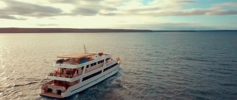 Круиз на яхте Sea Star Journey по Галапагосским островам – откройте для себя острова с борта яхты, туры по Галапагосам – активная программа и разнообразные маршруты, яхта Sea Star Journey – комфорт и уютная атмосфера, гиды и опыт – познакомьтесь с Галапагосами изнутри, кухня яхты – местные блюда и свежие продукты, свободное время и удобства на борту, экологичный подход – защита природы Галапагосов, каюты на яхте – комфортный отдых в море, типы кают – адаптируйте свое пребывание к вашим потребностям, развлечения на борту и во время круиза.