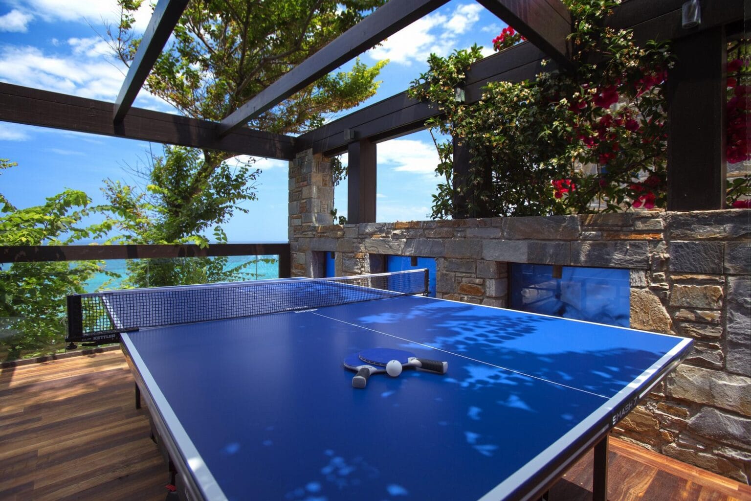 tenis stołowy w kolorze niebieskim na dworze przy plaży