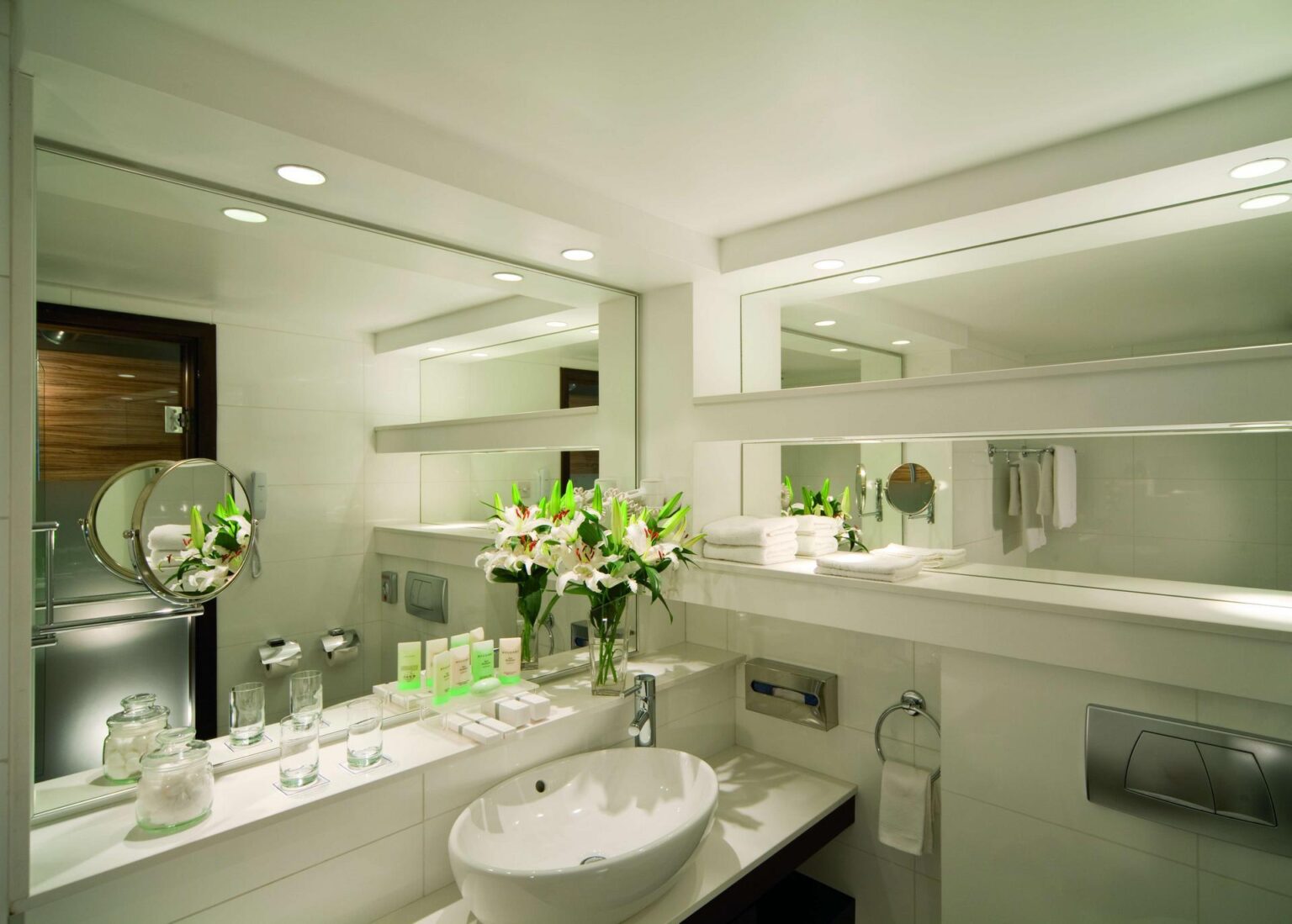 przykładowa łazienka w jasnym i biały kolorze Amathus Beach Hotel