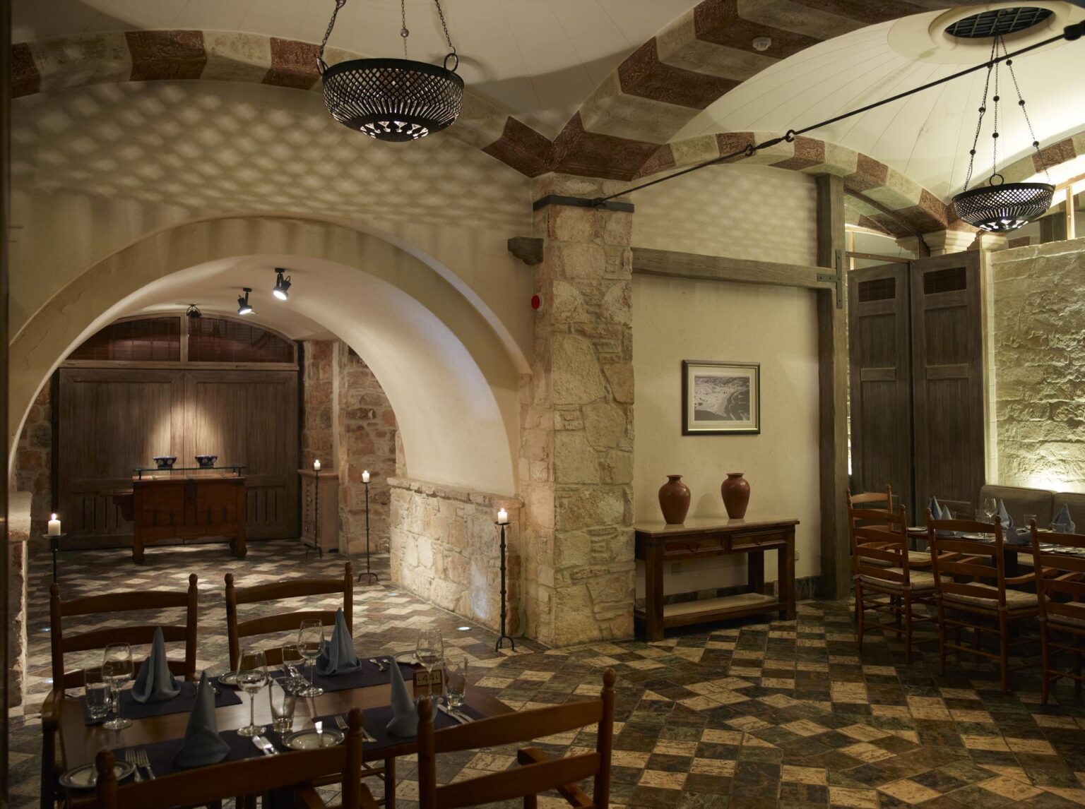 restauracja Columbia Beach Resort Cyprus z starannie wykonanymi sklepieniami