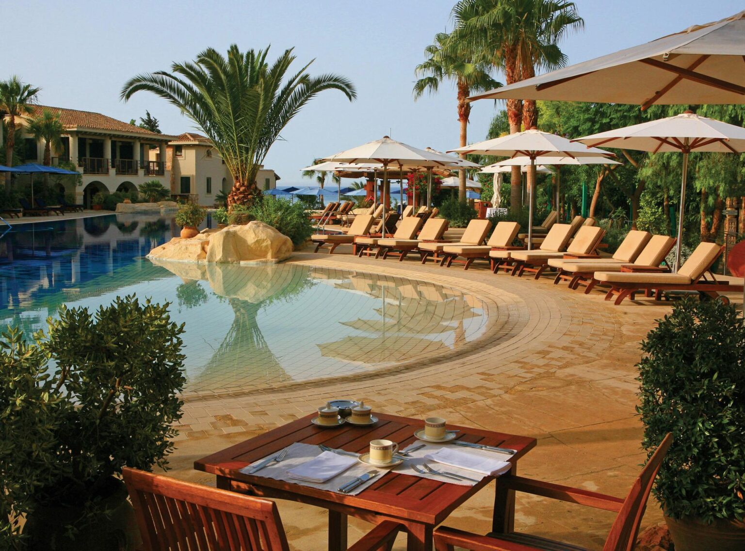 basen zewnętrzny widok na palmy i leżaki Columbia Beach Resort Cyprus