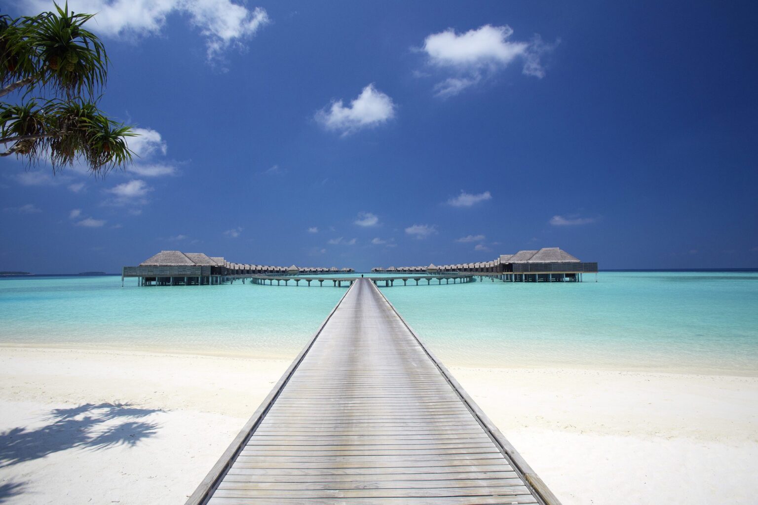 61614101-H1-Anantara_Kihavah_Villas_over_water_boardwalk.jpg