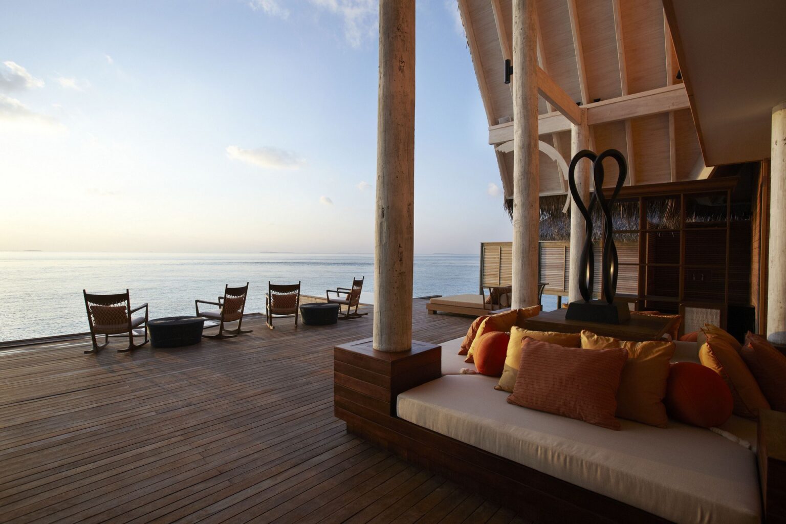 61616889-H1-Anantara_Kihavah_Villas_Spa_relaxation_deck_ocean_view.jpg