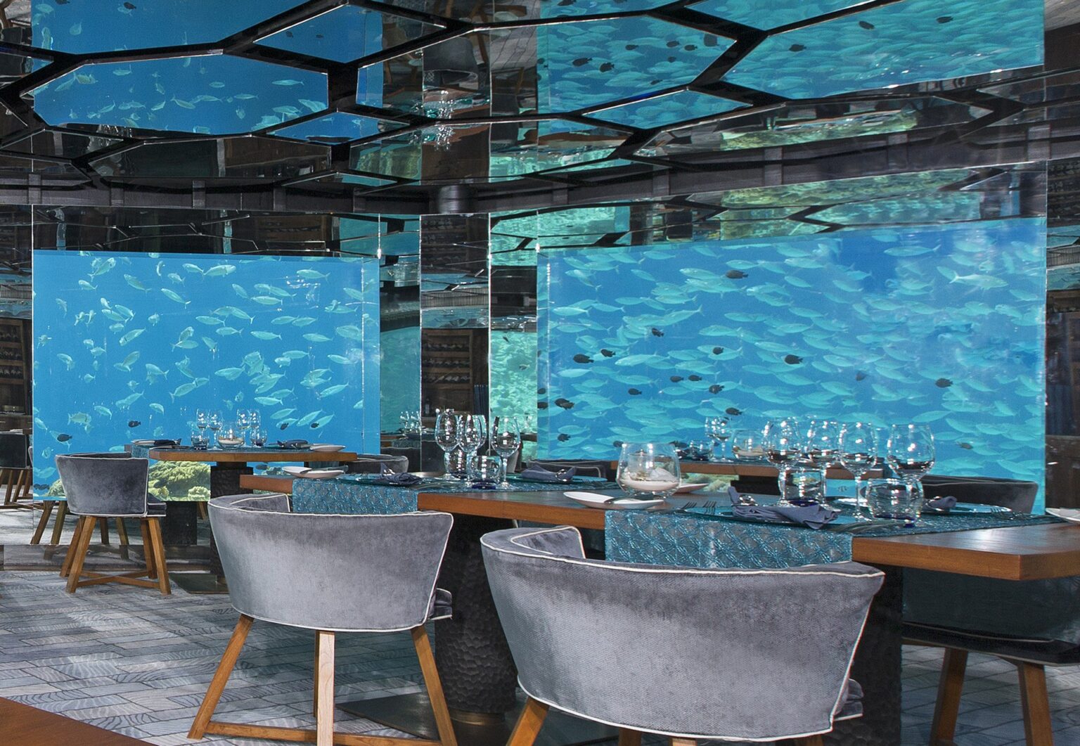 61616954-H1-Sea_restaurant_table_for_four.jpg