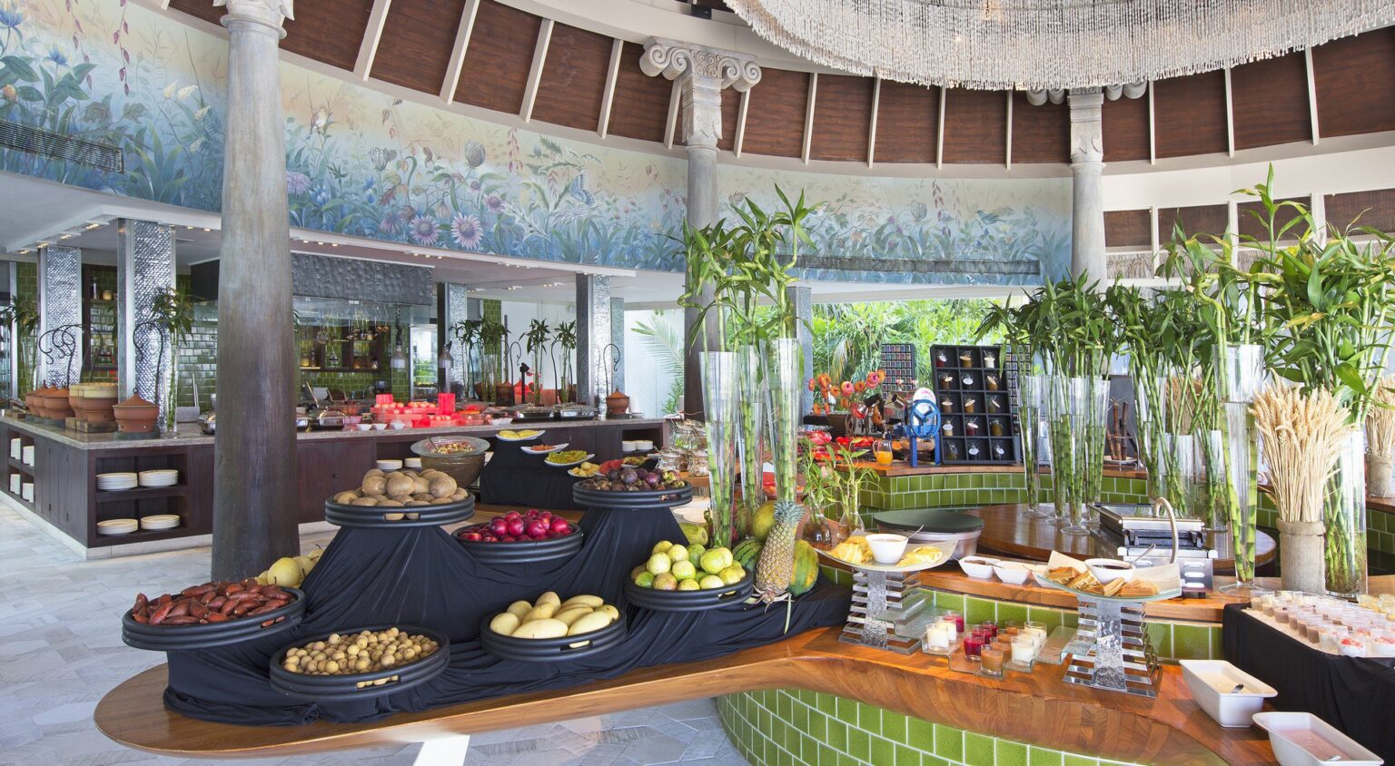 61618065-H1-Plates_breakfast_buffet.jpg