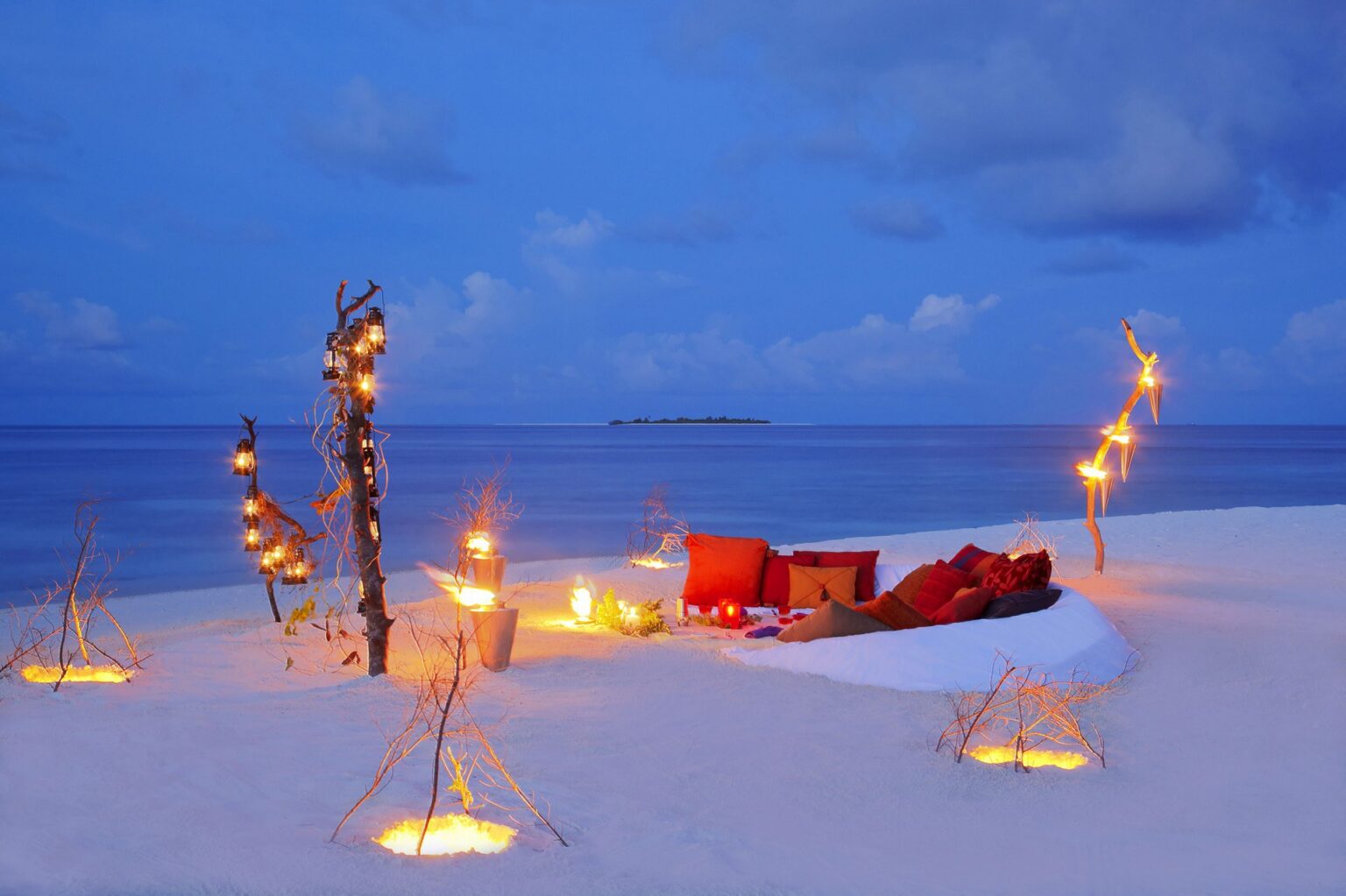 61619962-H1-Dining_by_design_table_and_seat_in_the_sand.jpg