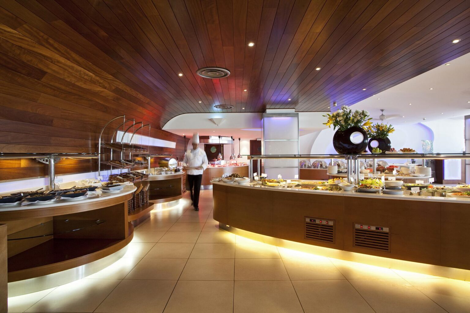 śniadania wydawane w restauracji Amathus Beach Hotel - bar śniadaniowy