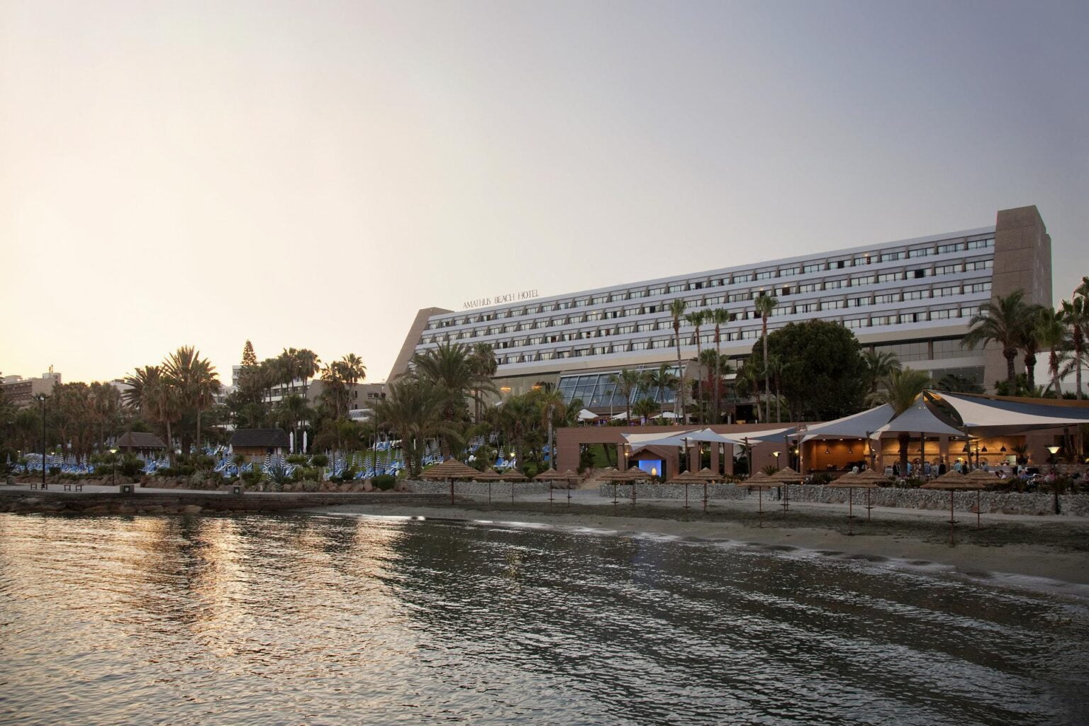 Amathus Beach Hotel przy zachodzie słońca zdjęcie z wody