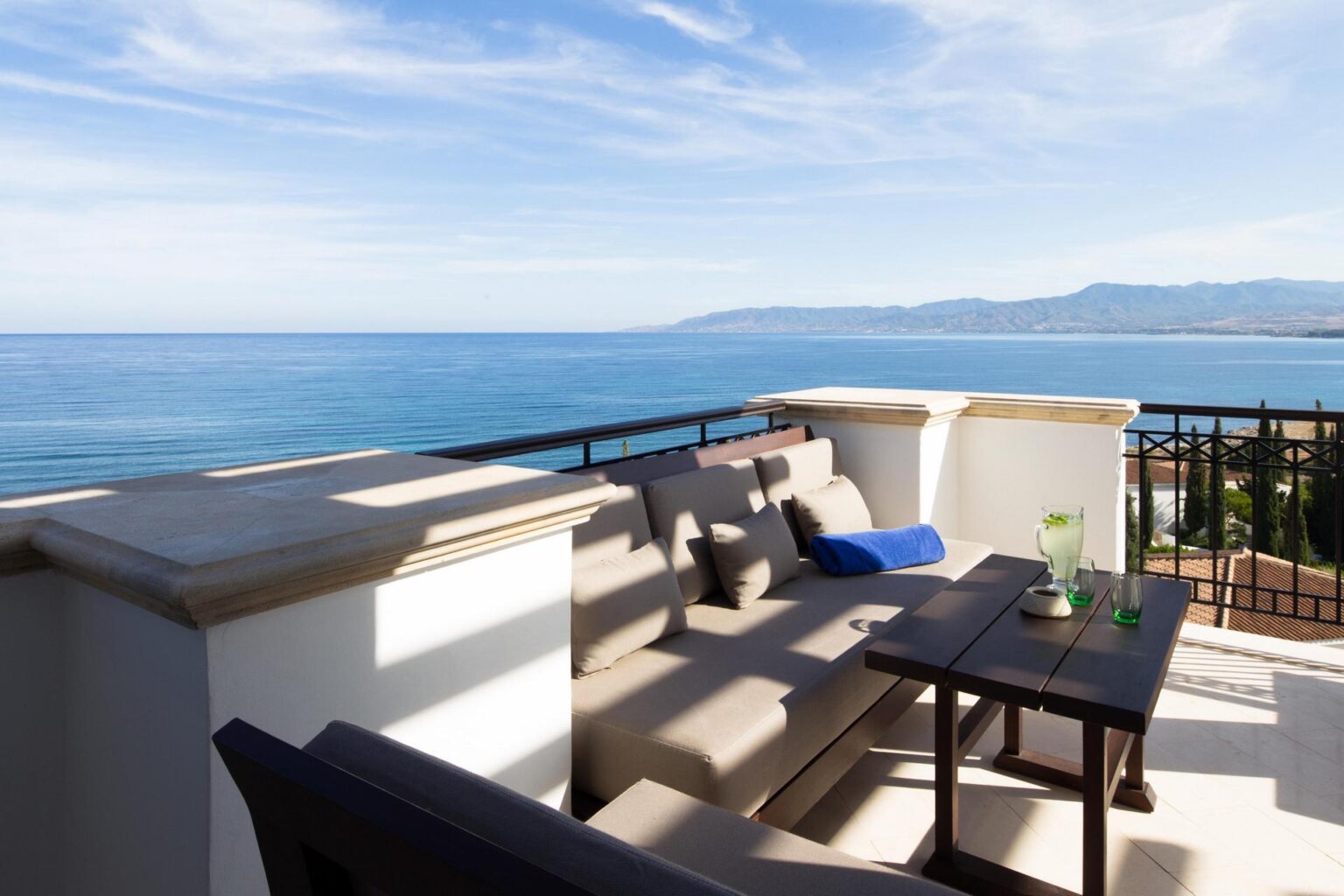 taras z widokiem z góry na morze