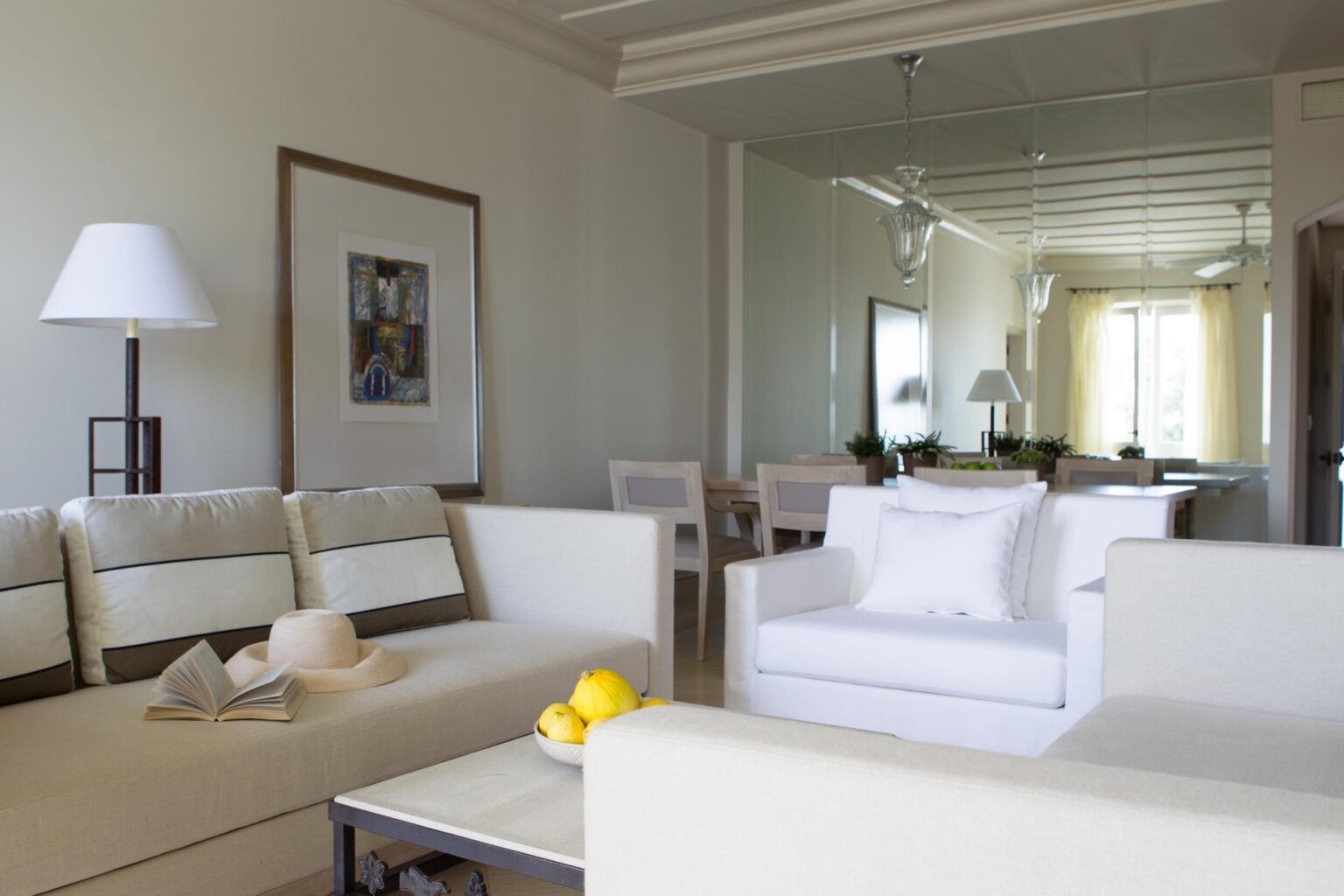 przykładowy salon wypoczynkowy Anassa Hotel w jasnych barwach (beżu i brązu)