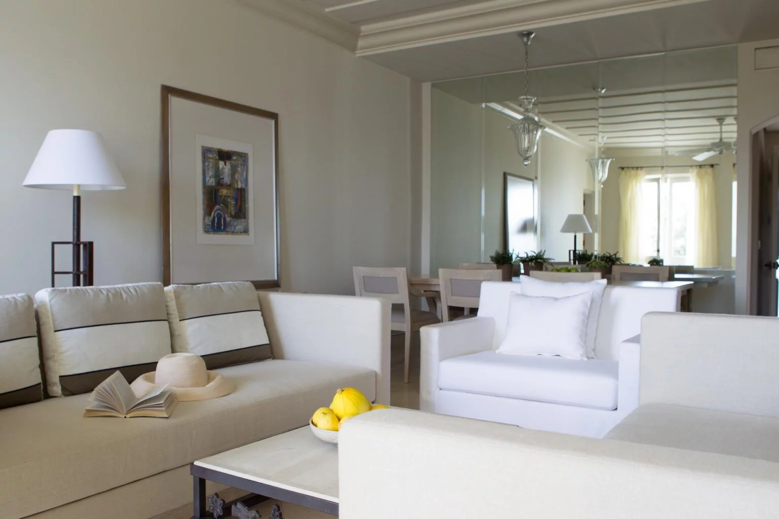 przykładowy salon wypoczynkowy Anassa Hotel w jasnych barwach (beżu i brązu)