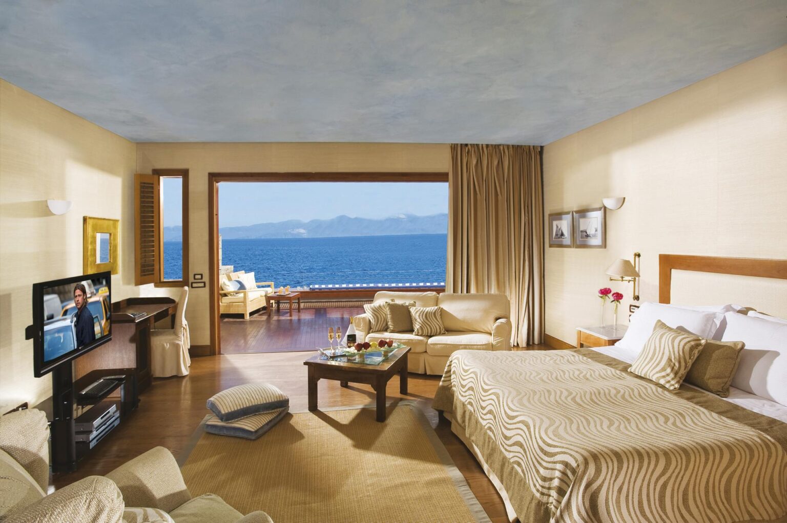 65485239-H1-ISLAND_SUITES_ON_THE_WATERS_EDGE_WITH_GYM.jpg