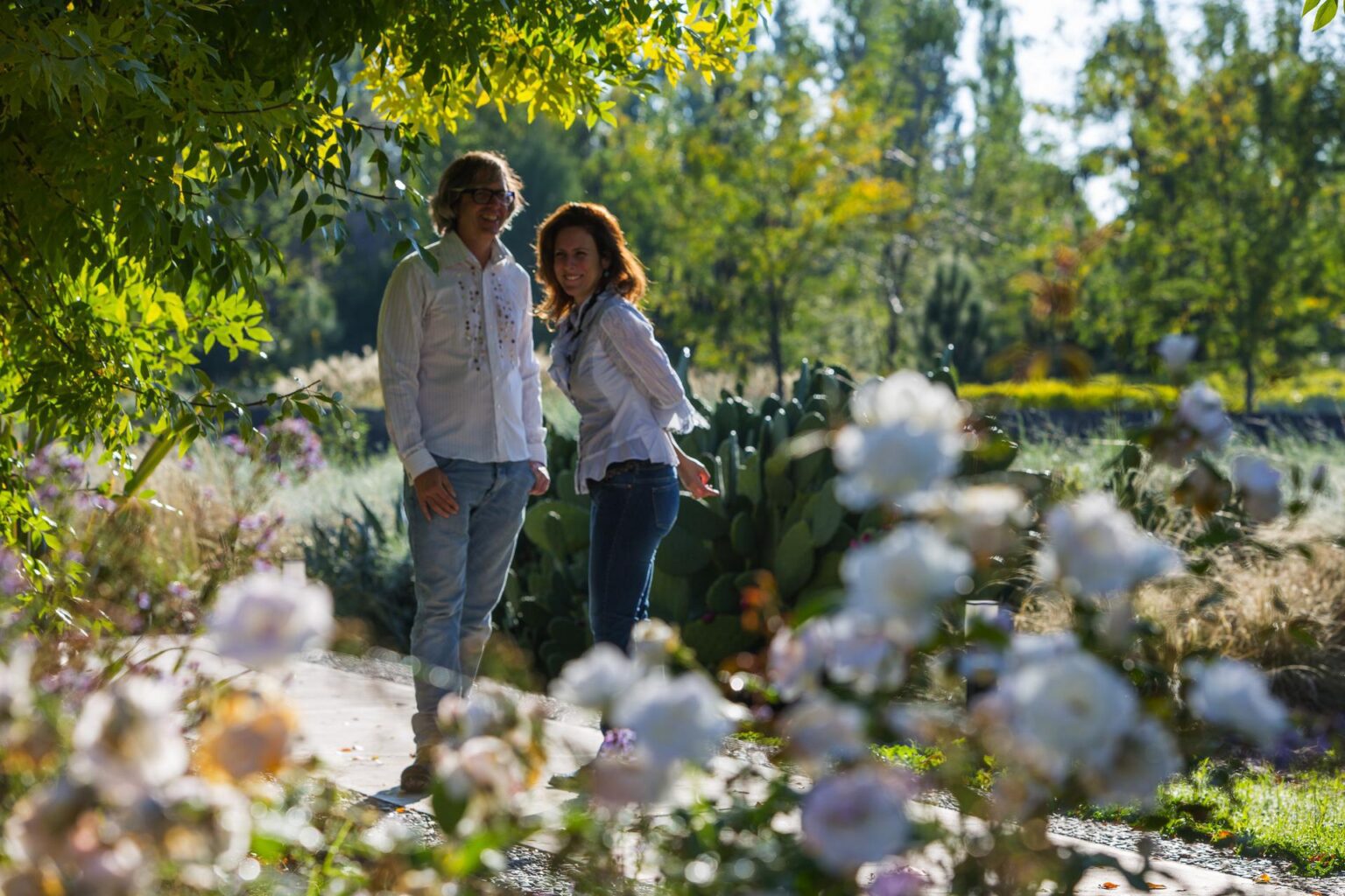 67392587-H1-31-Couple_in_garden.jpg