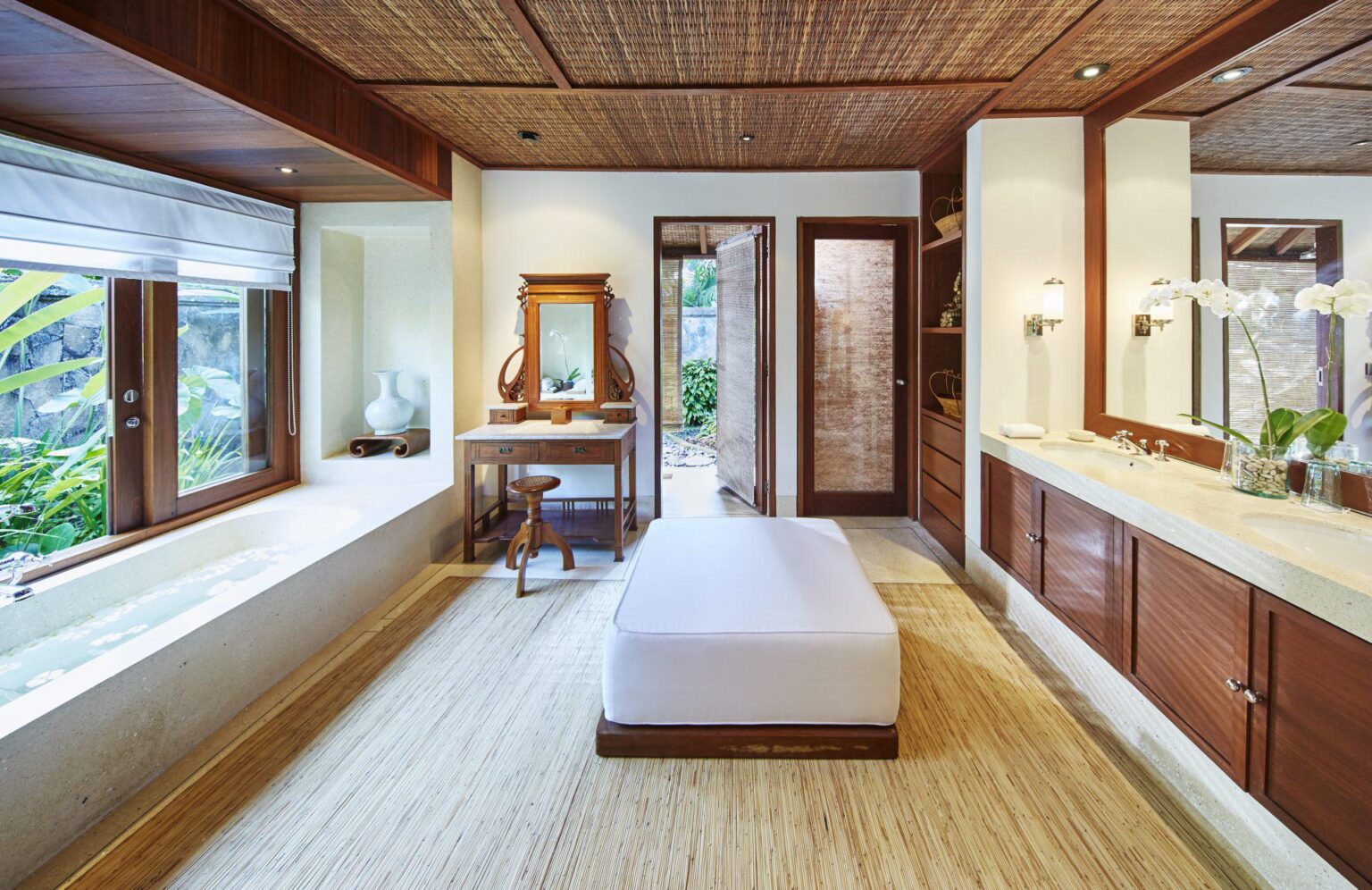 67677008-H1-Giri_Antara_-_Master_Bedroom_Bathroom.jpg