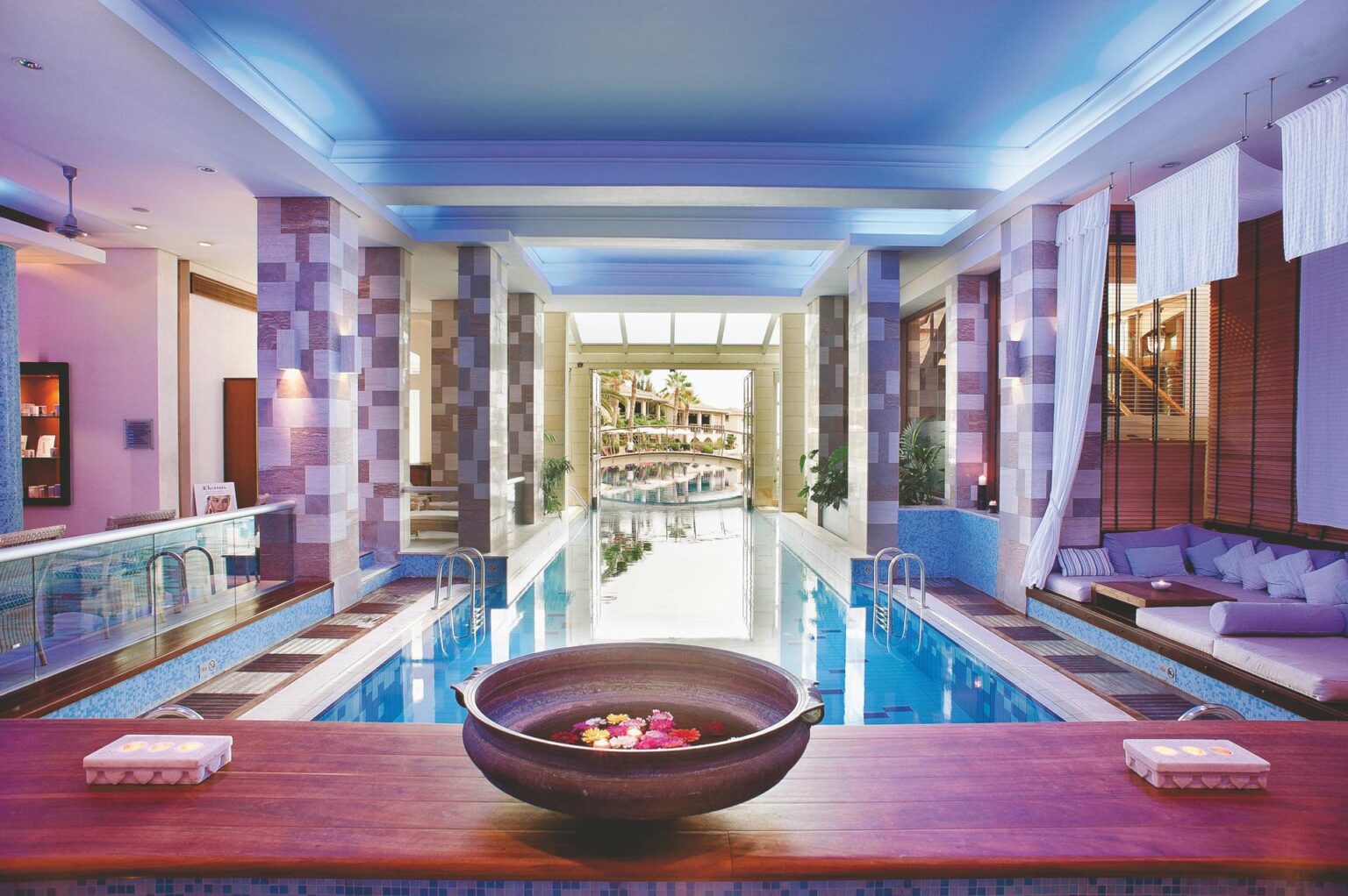 basen wewnętrzny podświetlany kolorami Columbia Beach Resort Cyprus