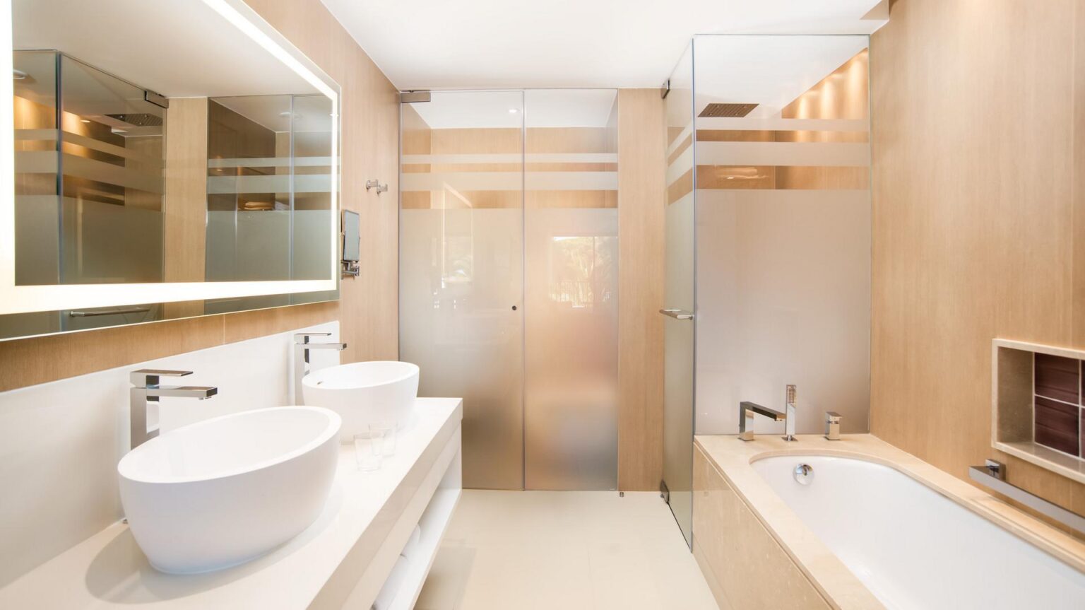 7.-Junior-Ocean-Suite-Bathroom.jpg