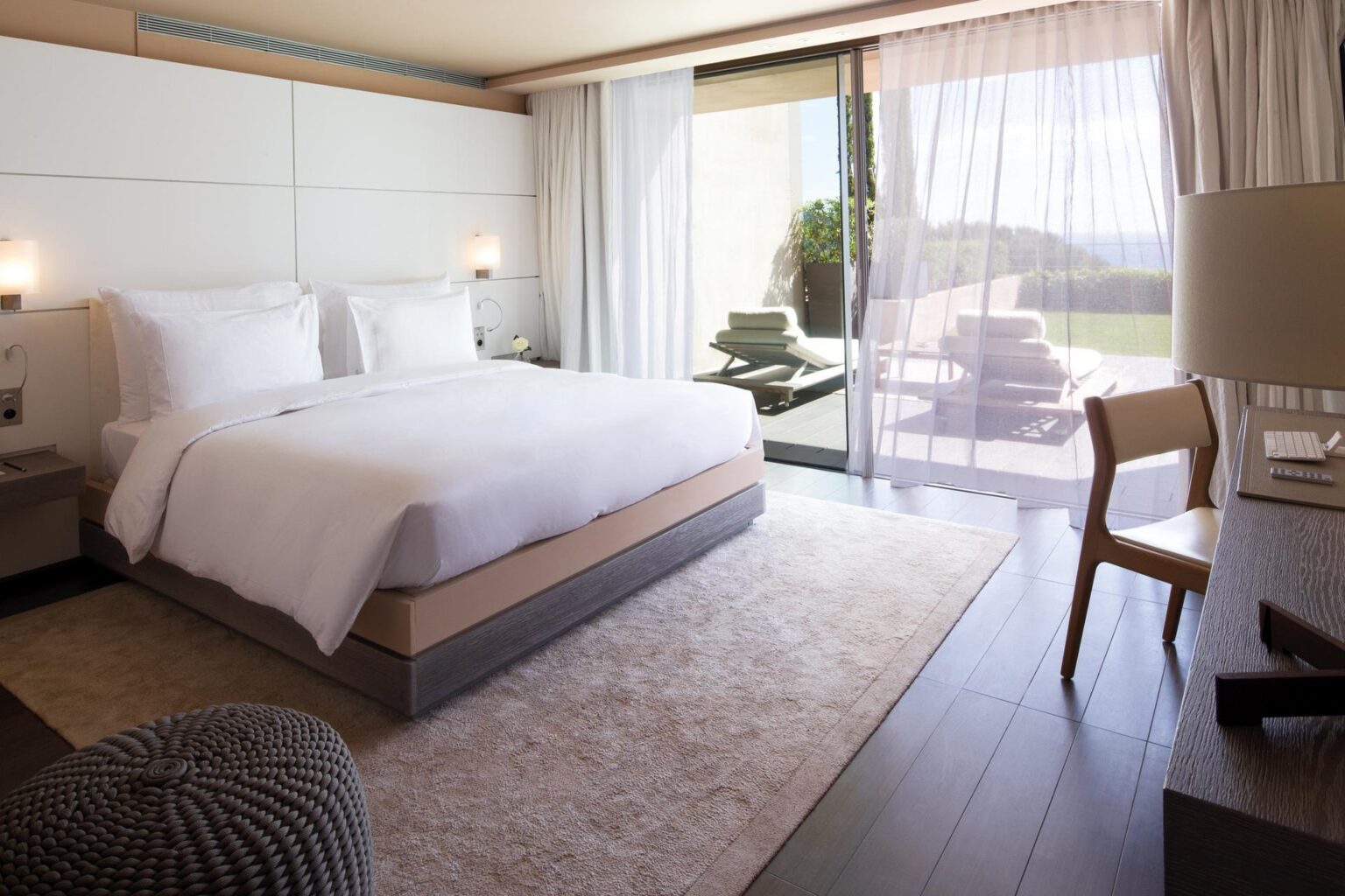 76253680-H1-La-Reserve-Ramatuelle-Suite-Prestige-24-chambre.jpg