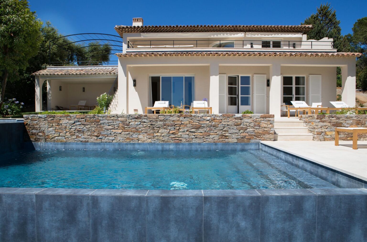 76253768-H1-La-Reserve-Ramatuelle-Villa-2-Facade.jpg
