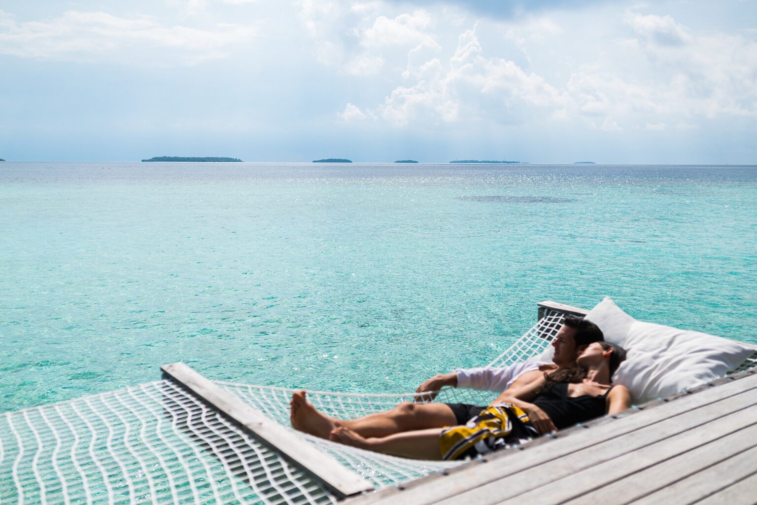 76766049-H1-AKIH_OW_Suite_Hammock_Deck_Lifestyle_02_G_A_H.jpg
