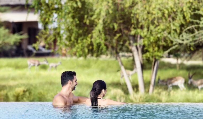 Anantara Sir Bani Yas Island Al Sahel Villa Resort,Luksusowe safari i wypoczynek w jednym z najlepszych resortów w okolicach Abu Zabi,Safari w Abu Dhabi,Wędrówki po wyspie,Luksusowe wille,Luksusowe wille z widokiem na sawannę i prywatnymi basenami,Udogodnienia resortów Al Yamm i Desert Islands dostępne dla gości