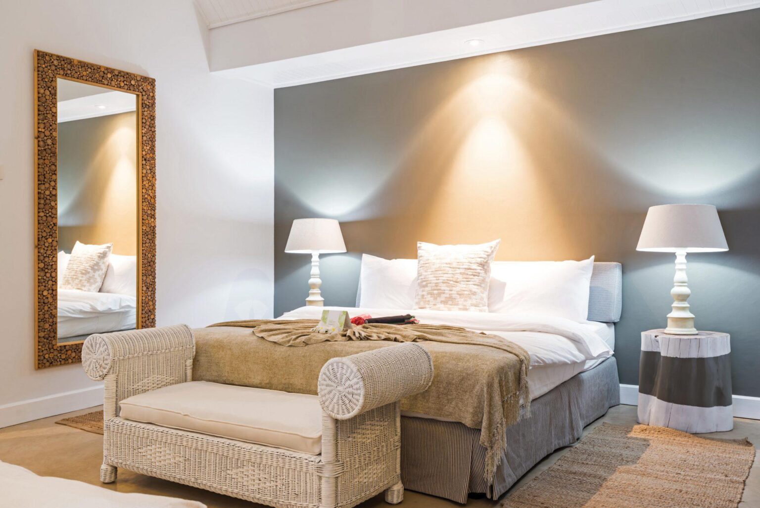 sypialnia pokoju hotelowego z białym łóżkiem