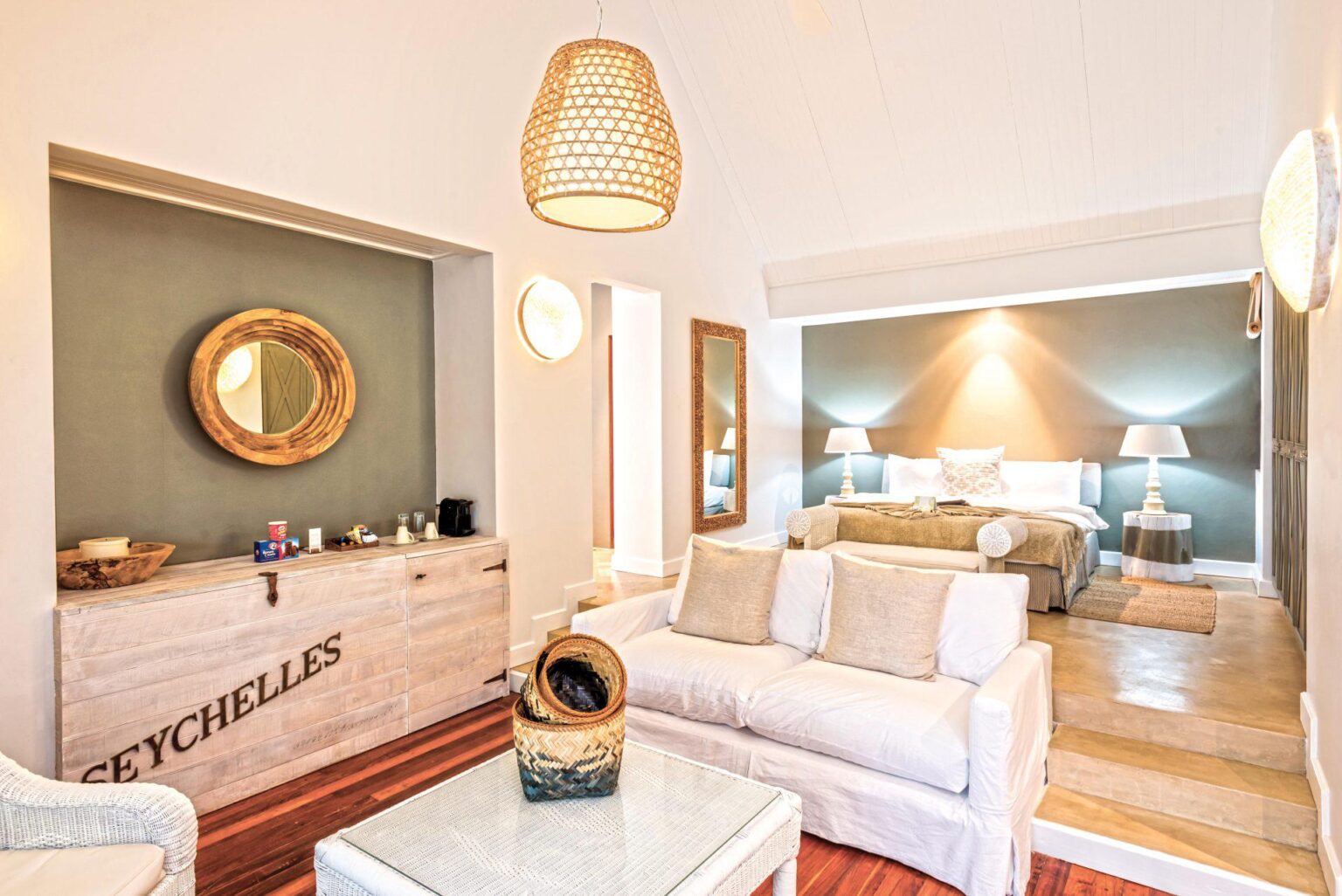 salon pokoju hotelowego z białą sofą