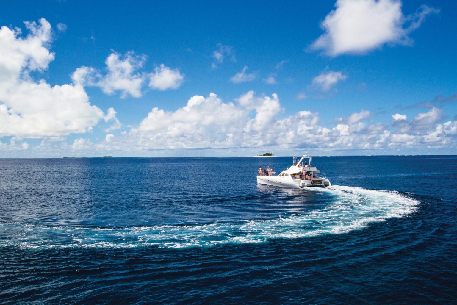 turkusowa woda i pływająca łódź