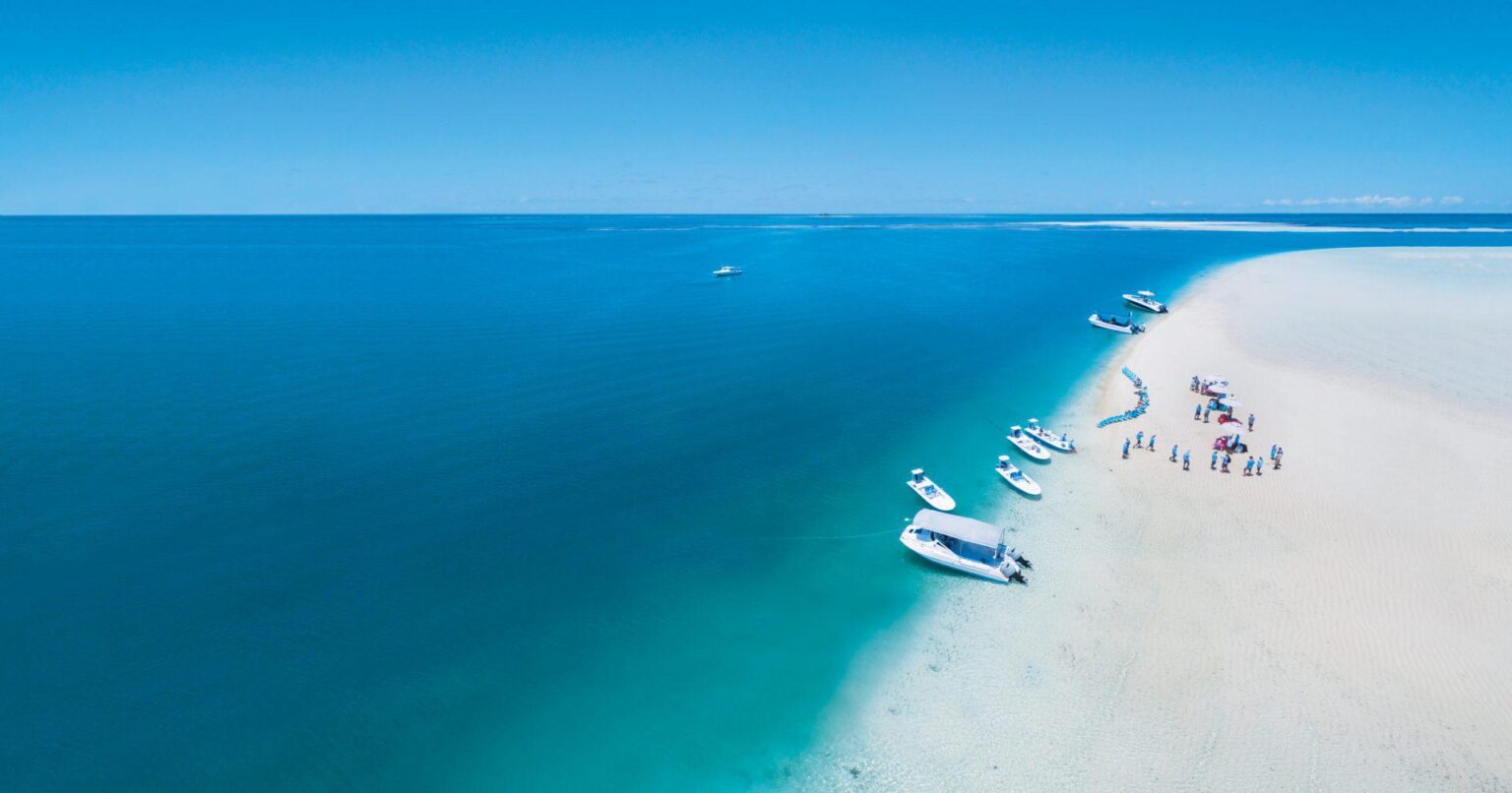 turkusowa woda i plaża zdjęcie z lotu ptaka