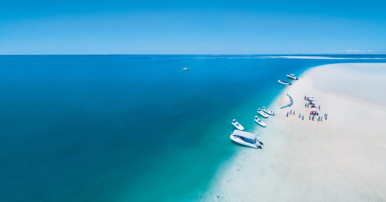 turkusowa woda i plaża zdjęcie z lotu ptaka