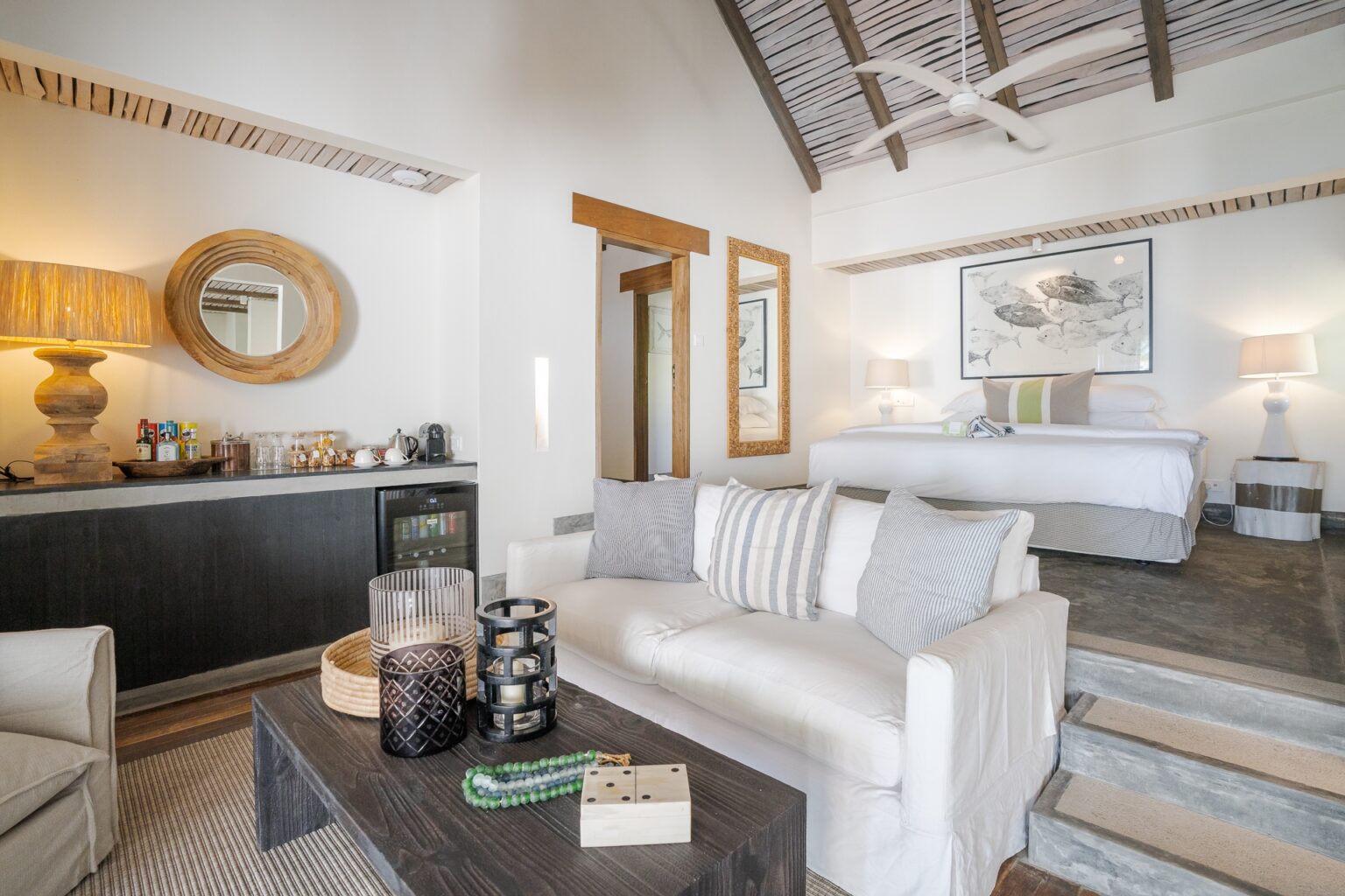 salon pokoju hotelowego z białą sofą