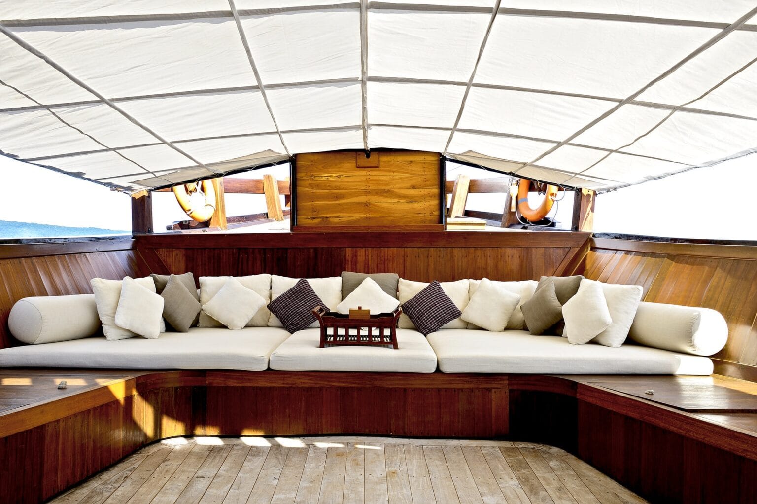 Amanikan-Indonesia-Foredeck-Lounge-Area_Original_1682.jpg