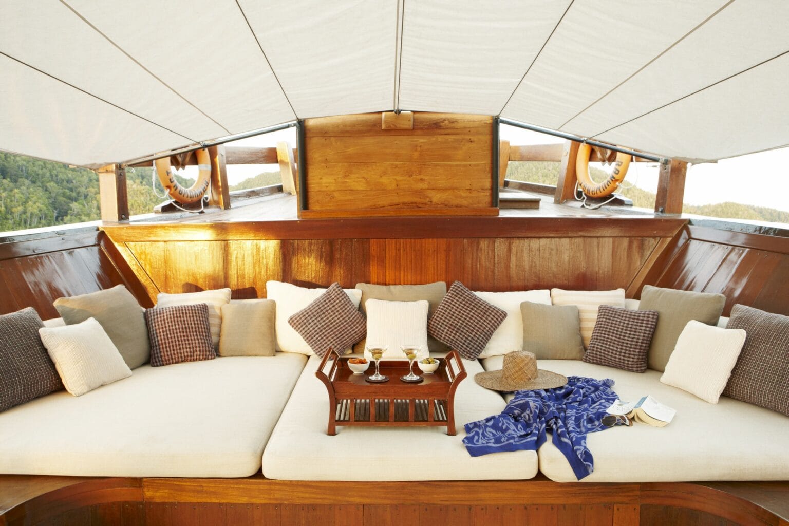 Amanikan-Indonesia-Foredeck-Lounge-Area_Original_1711.jpg