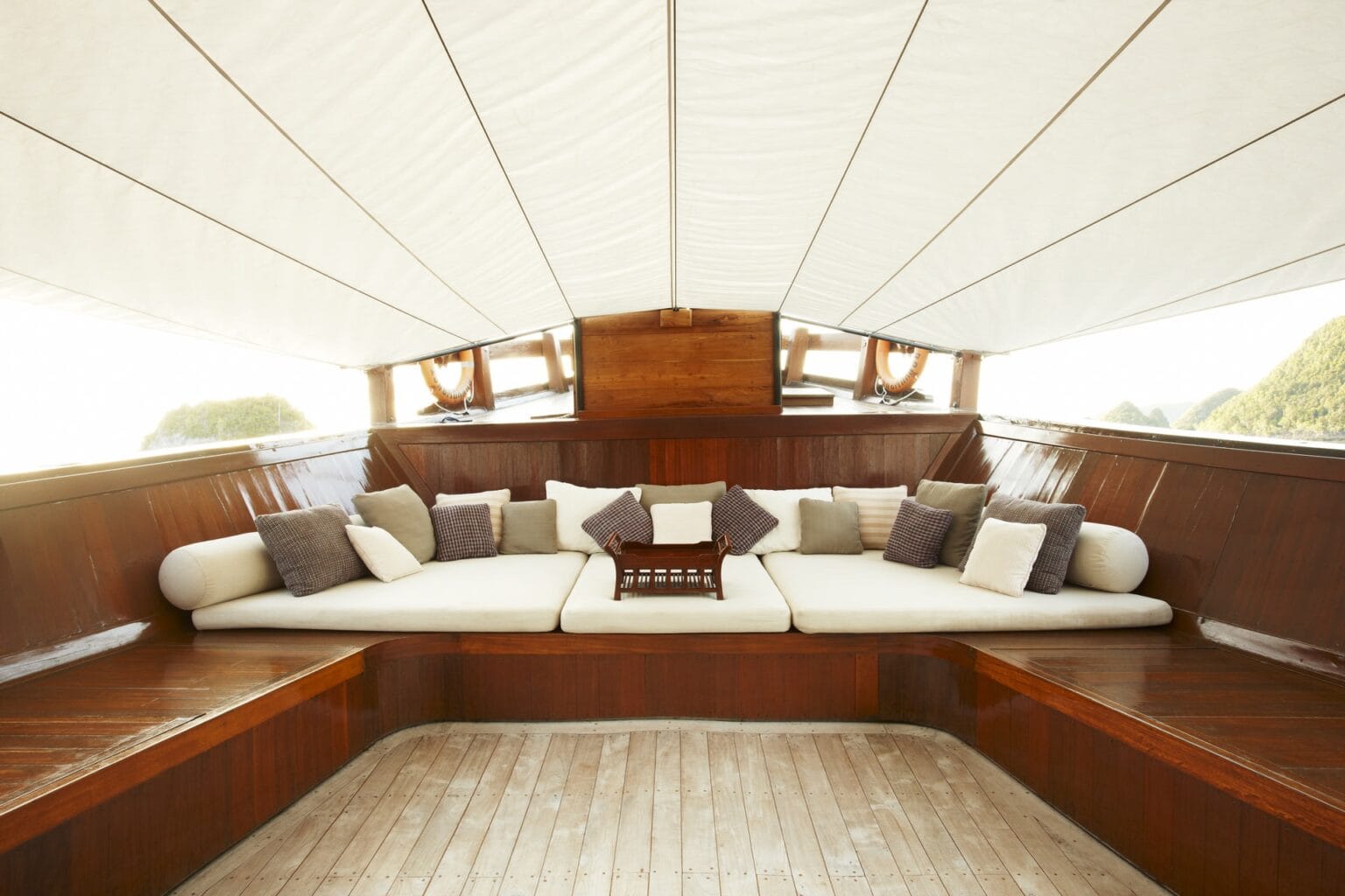 Amanikan-Indonesia-Foredeck-Lounge-Area_Original_1713.jpg