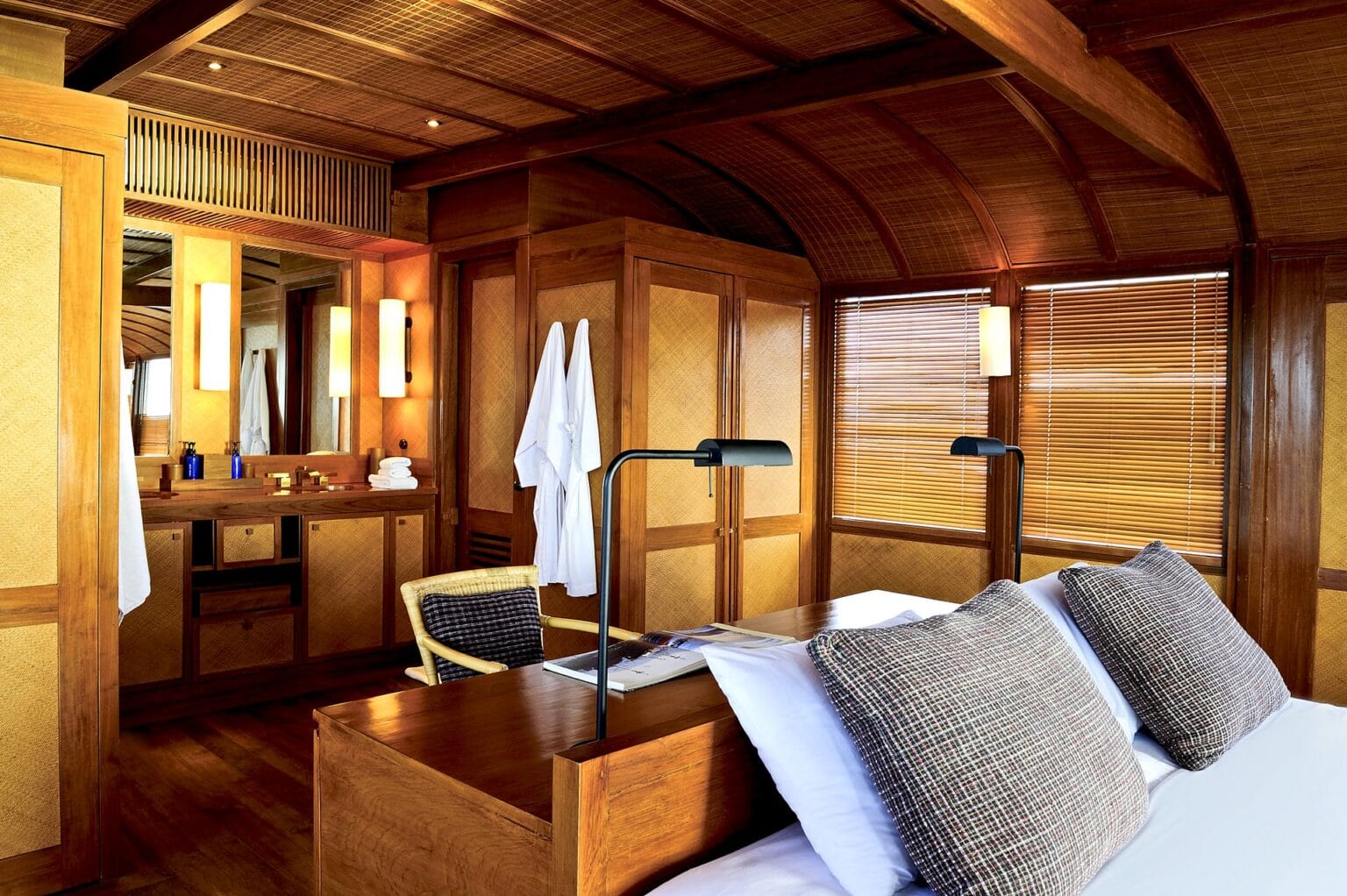 Amanikan-Indonesia-Master-Cabin-Ensuite_Original_1668.jpg
