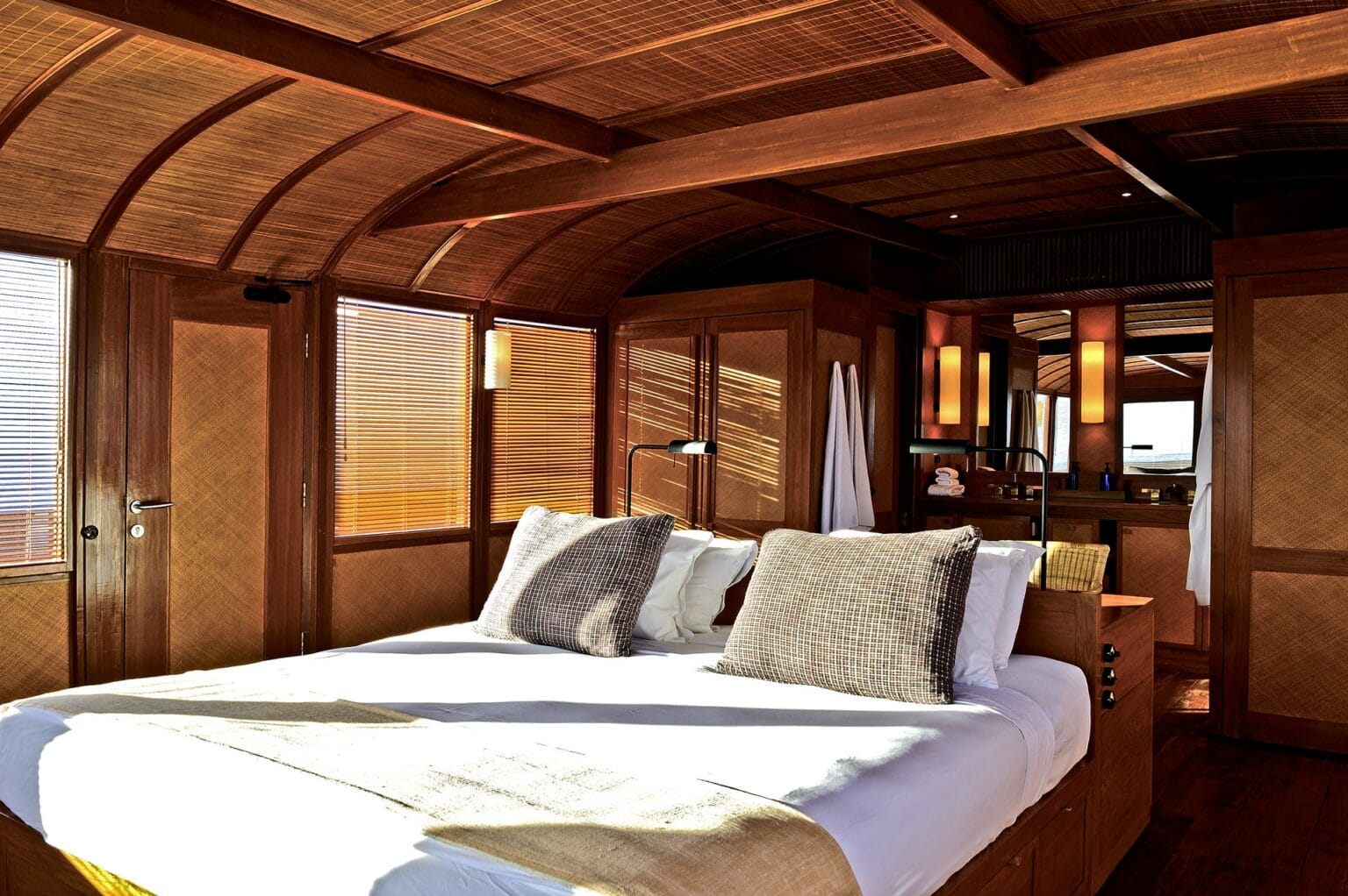 Amanikan-Indonesia-Master-Cabin-Ensuite_Original_1670.jpg
