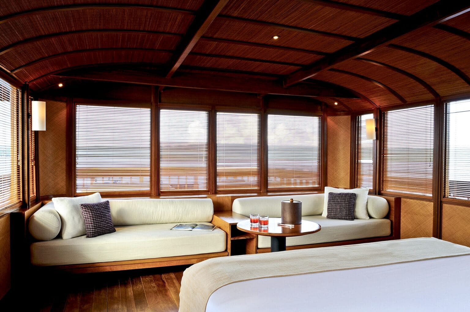 Amanikan-Indonesia-Master-Cabin-Lounge-Area_Original_1674.jpg