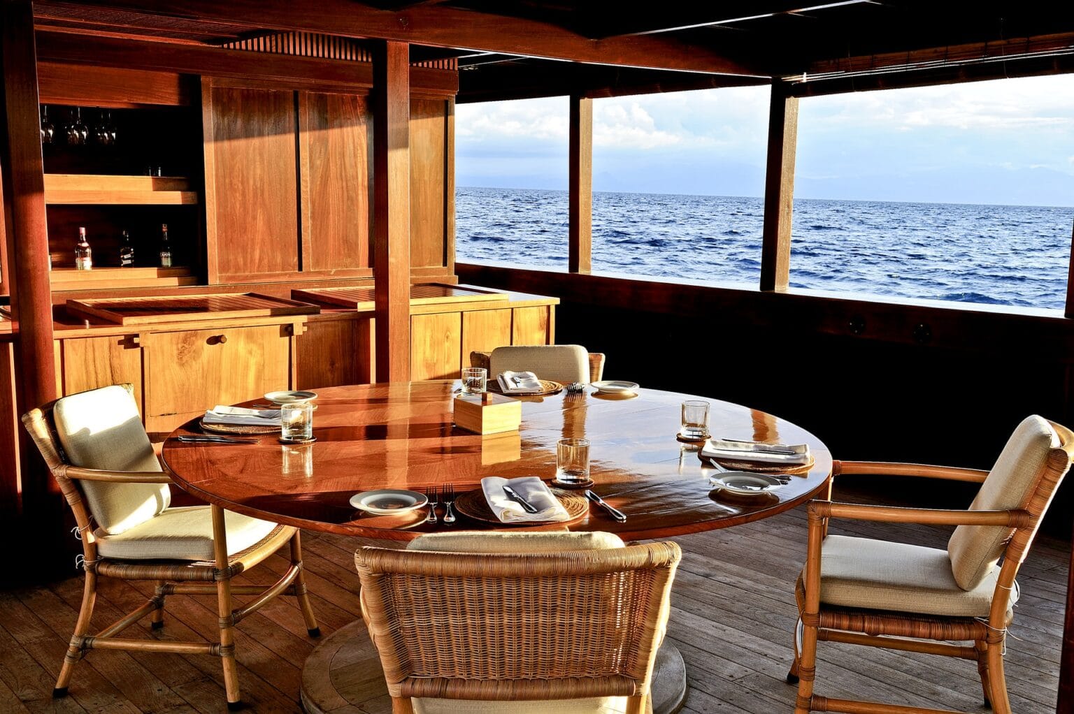 Amanikan-Indonesia-Outdoor-Galley-and-Lounge-Area_Original_1676.jpg