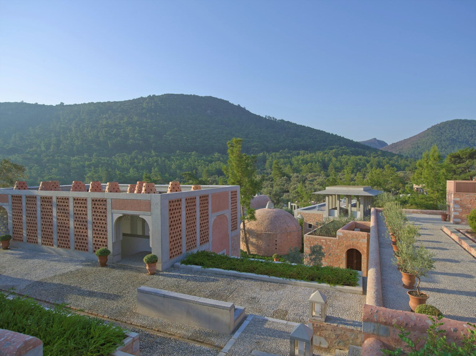 Widok hotelu w Turcji - Bodrum położonego u podnóża gór