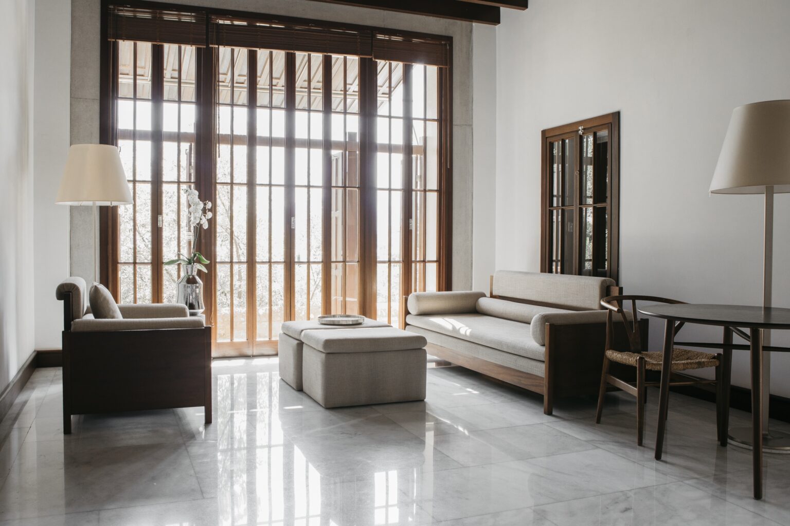 Zdjęcie pokoju hotelowego Amanruya - kanapa do wypoczynku w kolorze białym