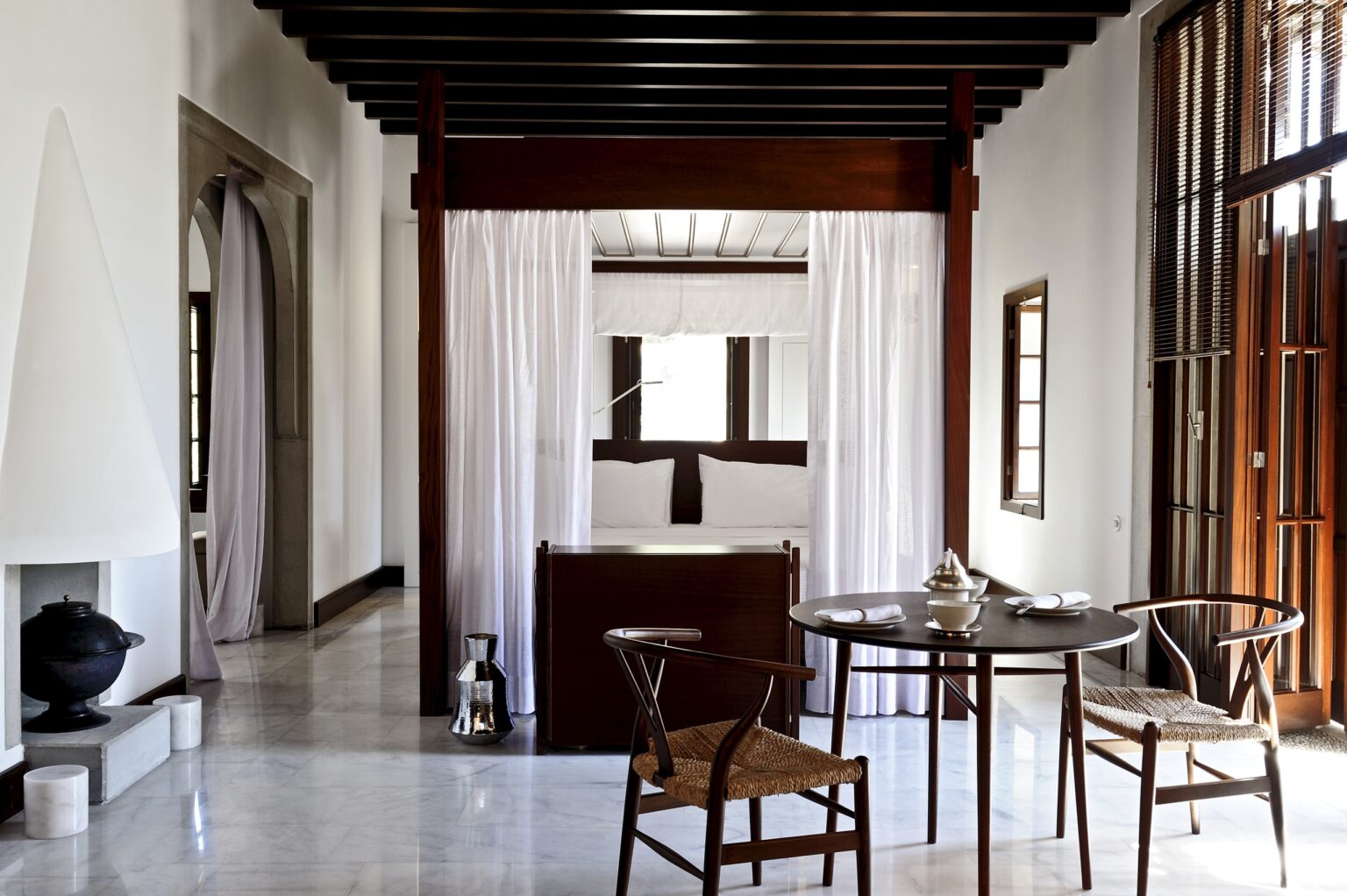 Zdjęcie pokoju hotelowego Amanruya - łóżko z białymi zasłonami