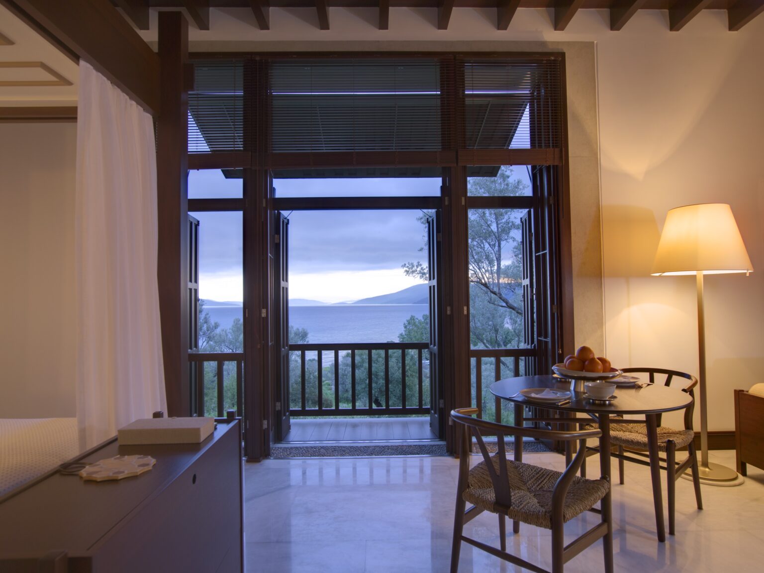 Widok z okna pokoju hotelowego Amanruya , w tle widać góry i wodę