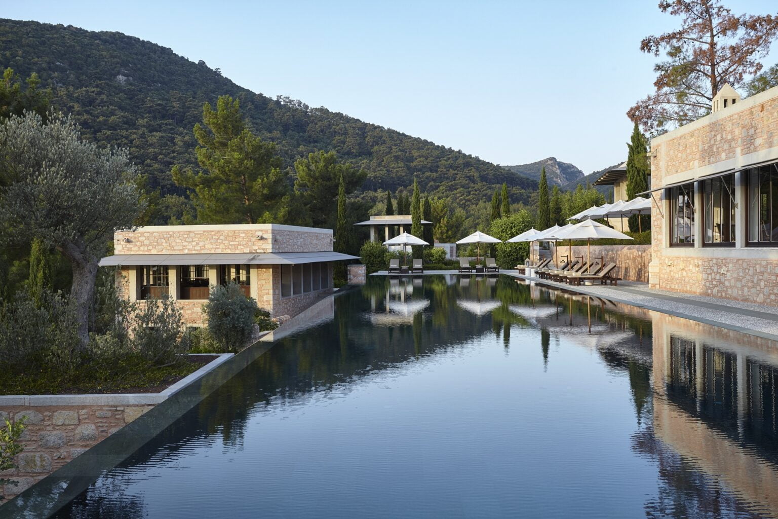 duży basen hotelowy wśród gór turcji