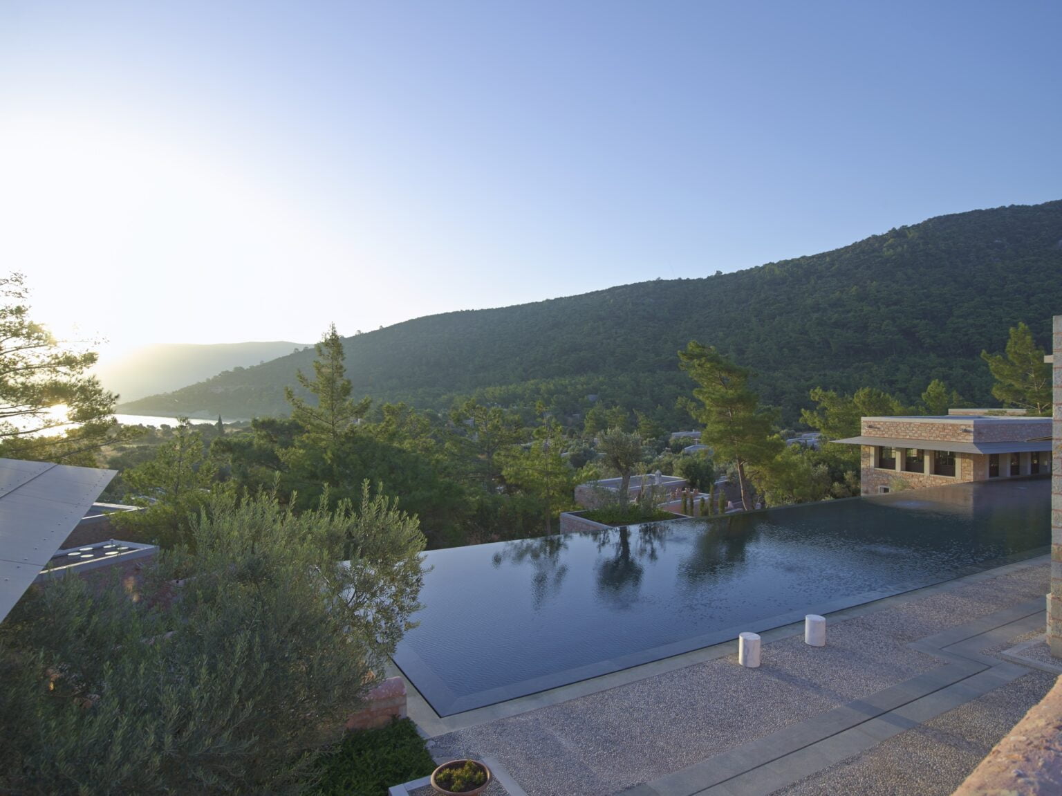 widok na basen wśród gór