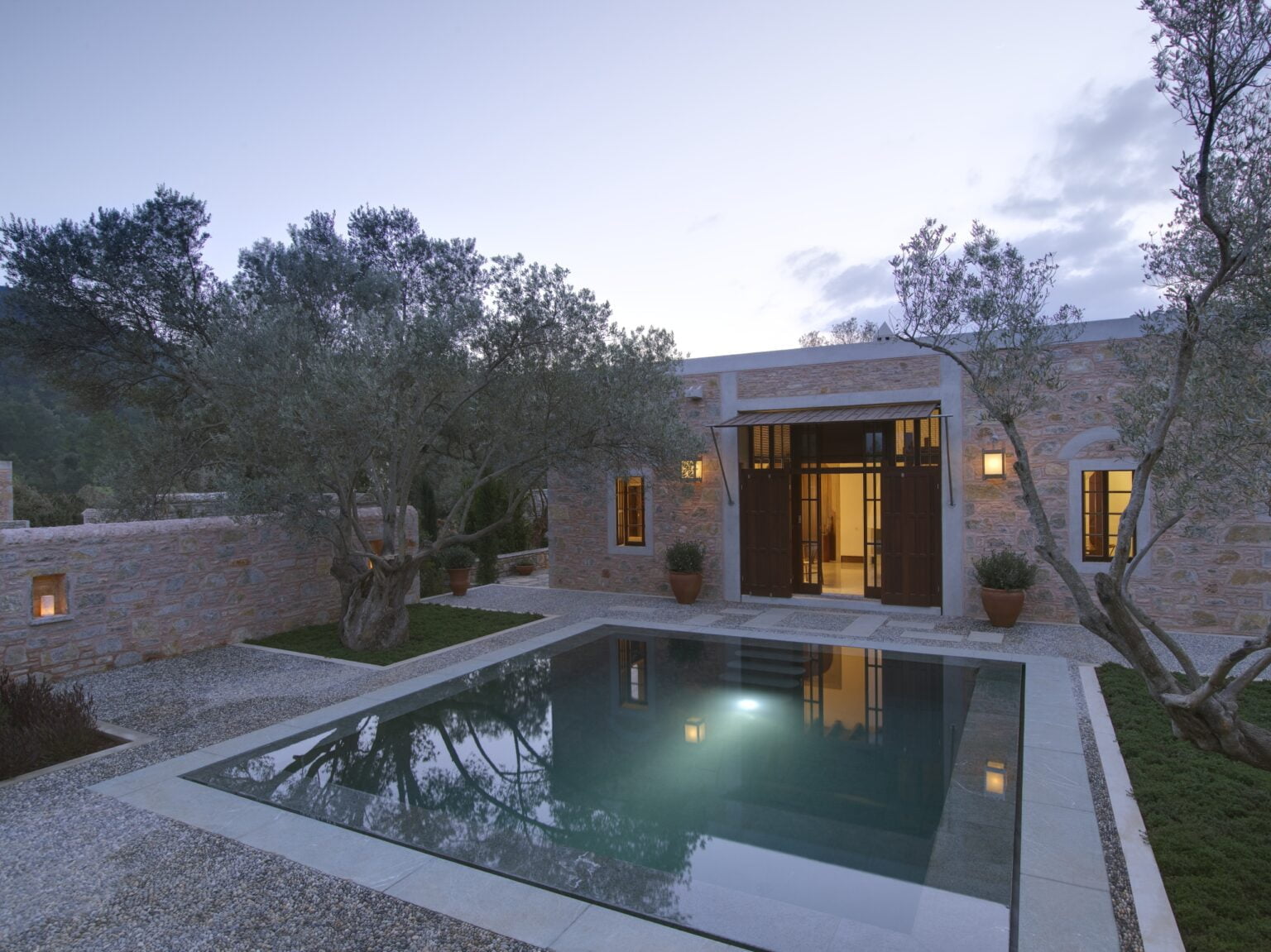 prywatny basen z ogrodem