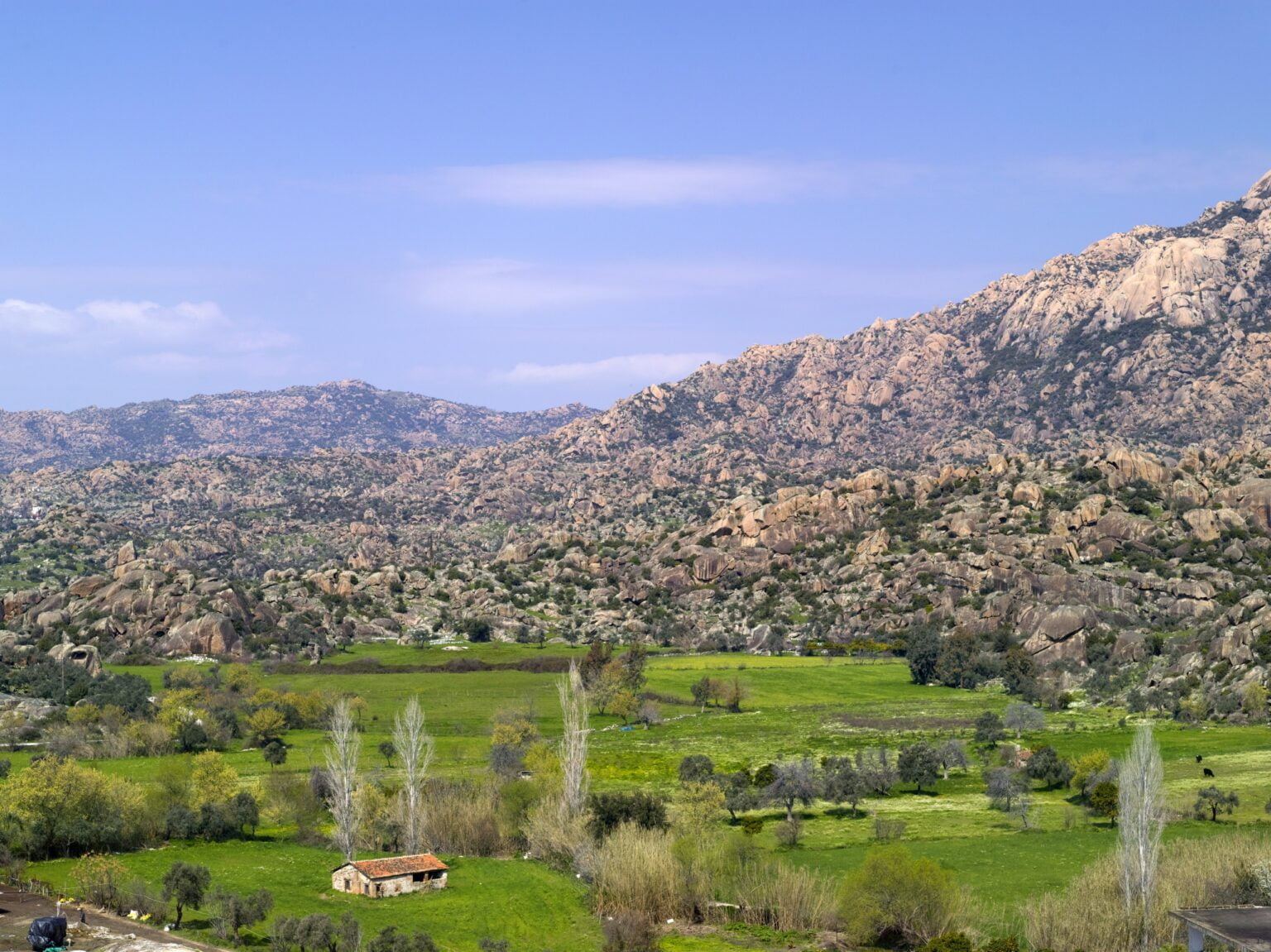 widok miasta w turcji obok góry