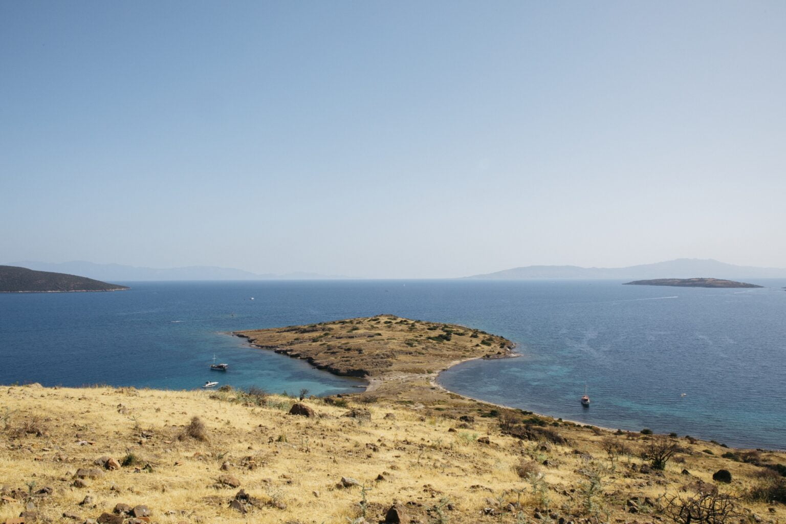 widok z piaszczystej plaży na wodę