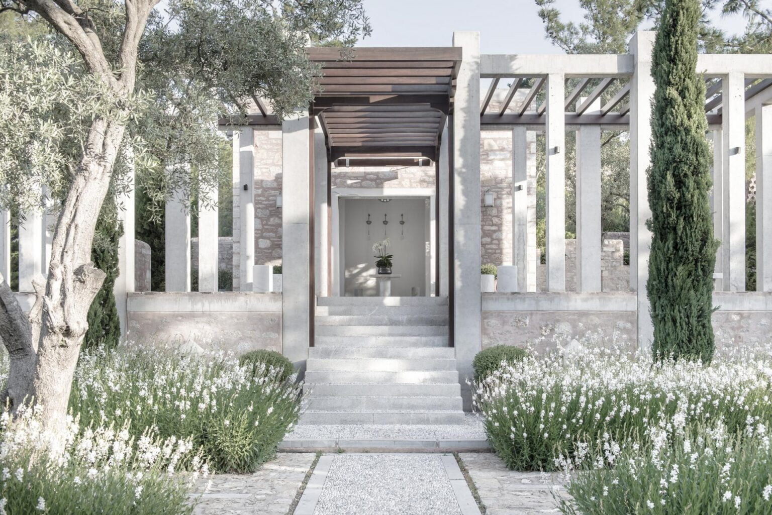 Widok na główne wejście do hotelu Amanruya