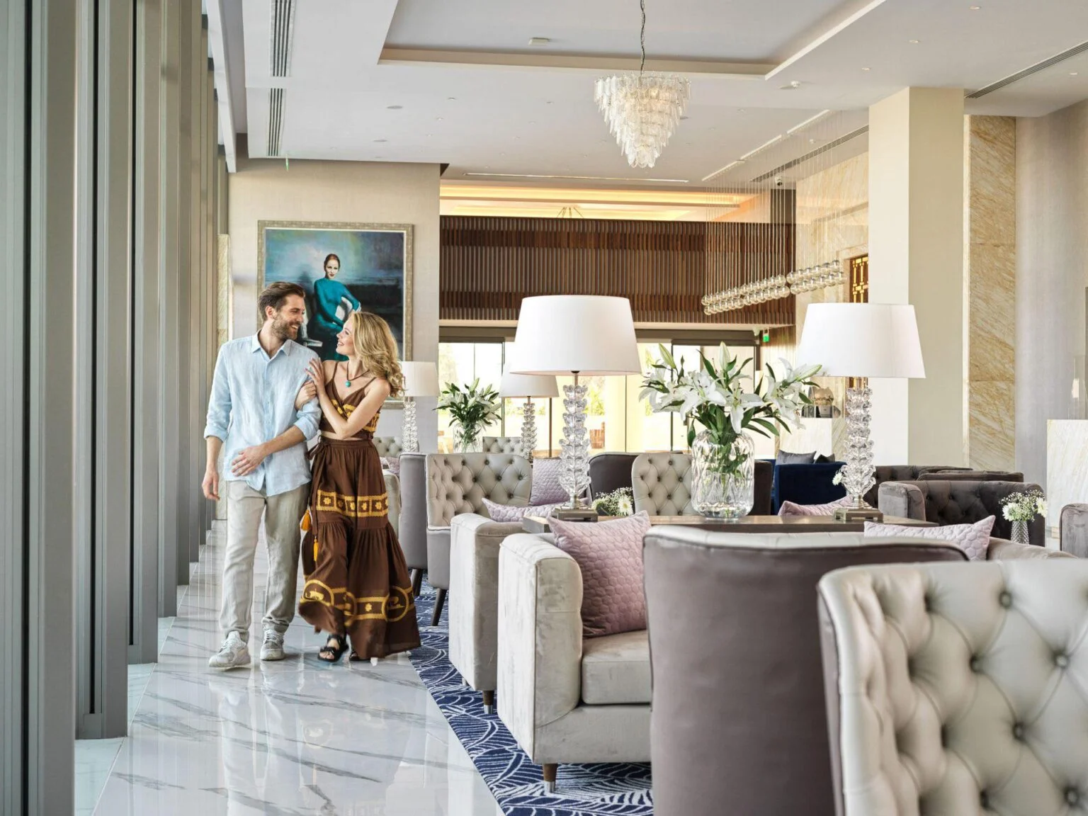 жінка та чоловік у барі готелю Amanti, MadeForTwo Hotels