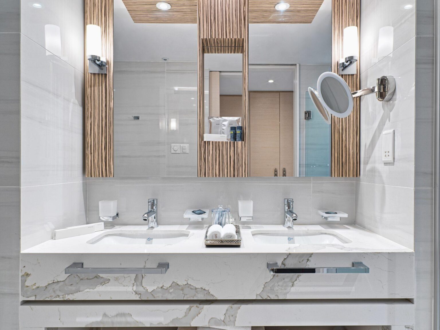 przestronna lazienka w jasnych barwach - bialy, szary - podwojne zlewy w Amanti, MadeForTwo Hotels