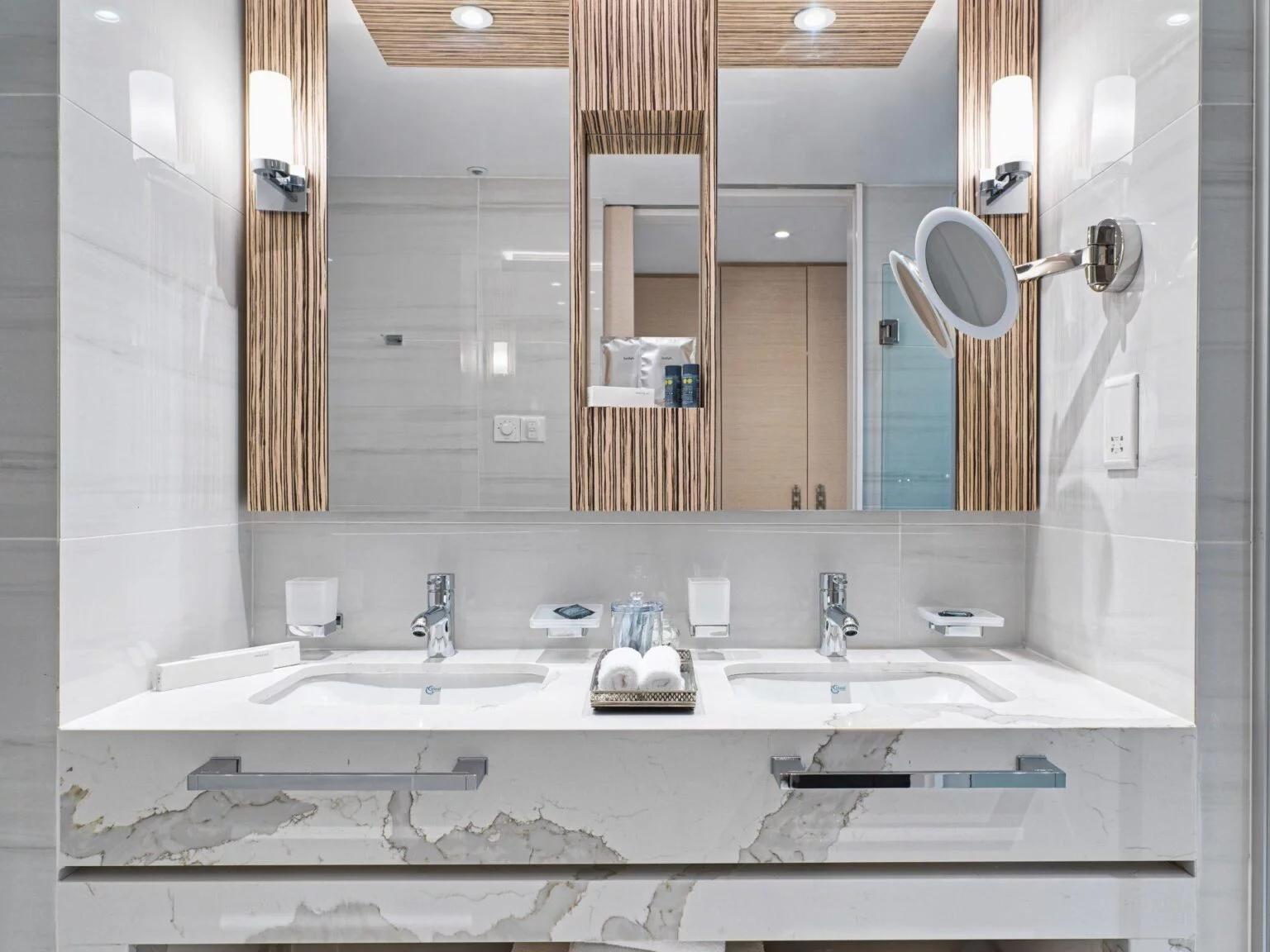 простора ванна кімната в світлих тонах - білий, сірий - подвійна раковина в Amanti, MadeForTwo Hotels